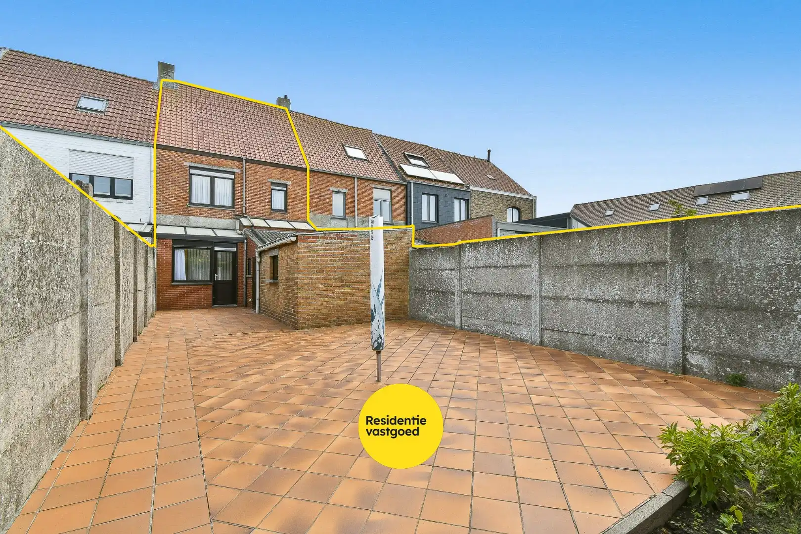 Rijwoning met veel potentieel op centrale ligging foto {{pictureIndex}}