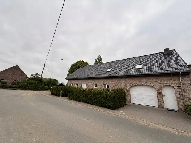 Ruime halfopen gezinswoning met 3 slaapkamers en inpandige garage.  foto 2