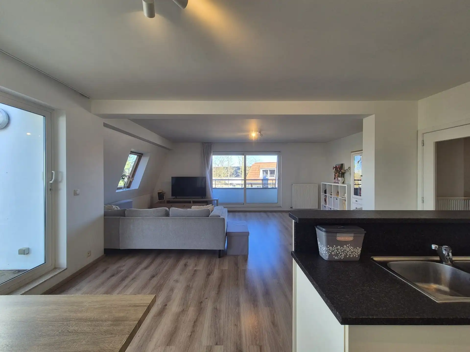 Residentieel en in afgesloten privé domein gelegen instapklaar ruim appartement. foto 8