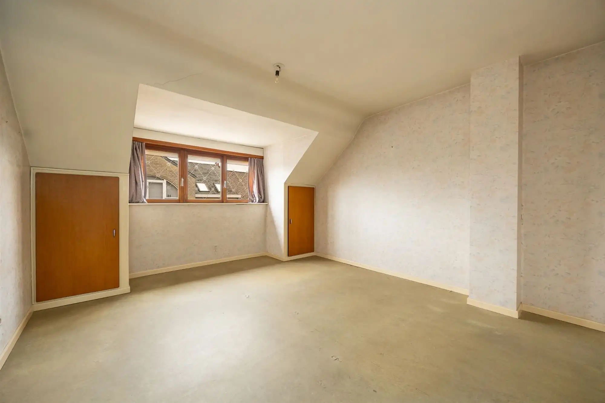 Te renoveren rijwoning met garage en tuin foto 12