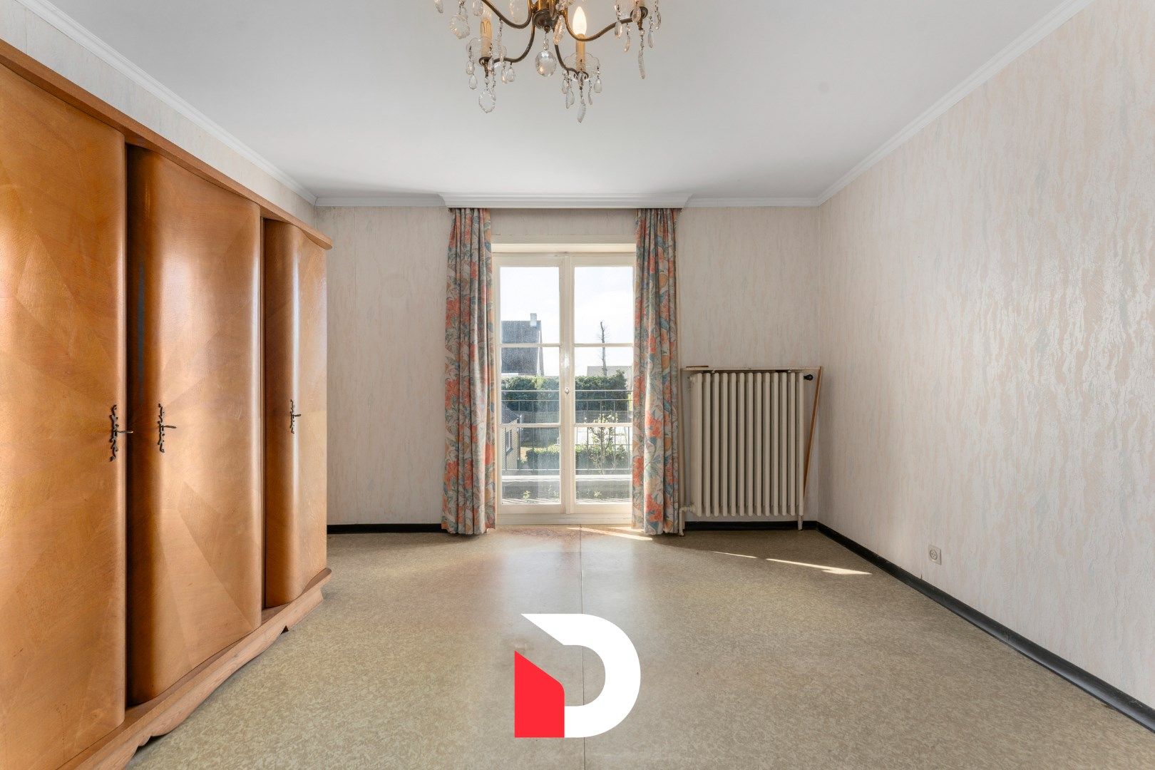 Deze statige halfopen woning is gelegen op een gegeerde en kindvriendelijke buurt te Oostkamp. foto 11