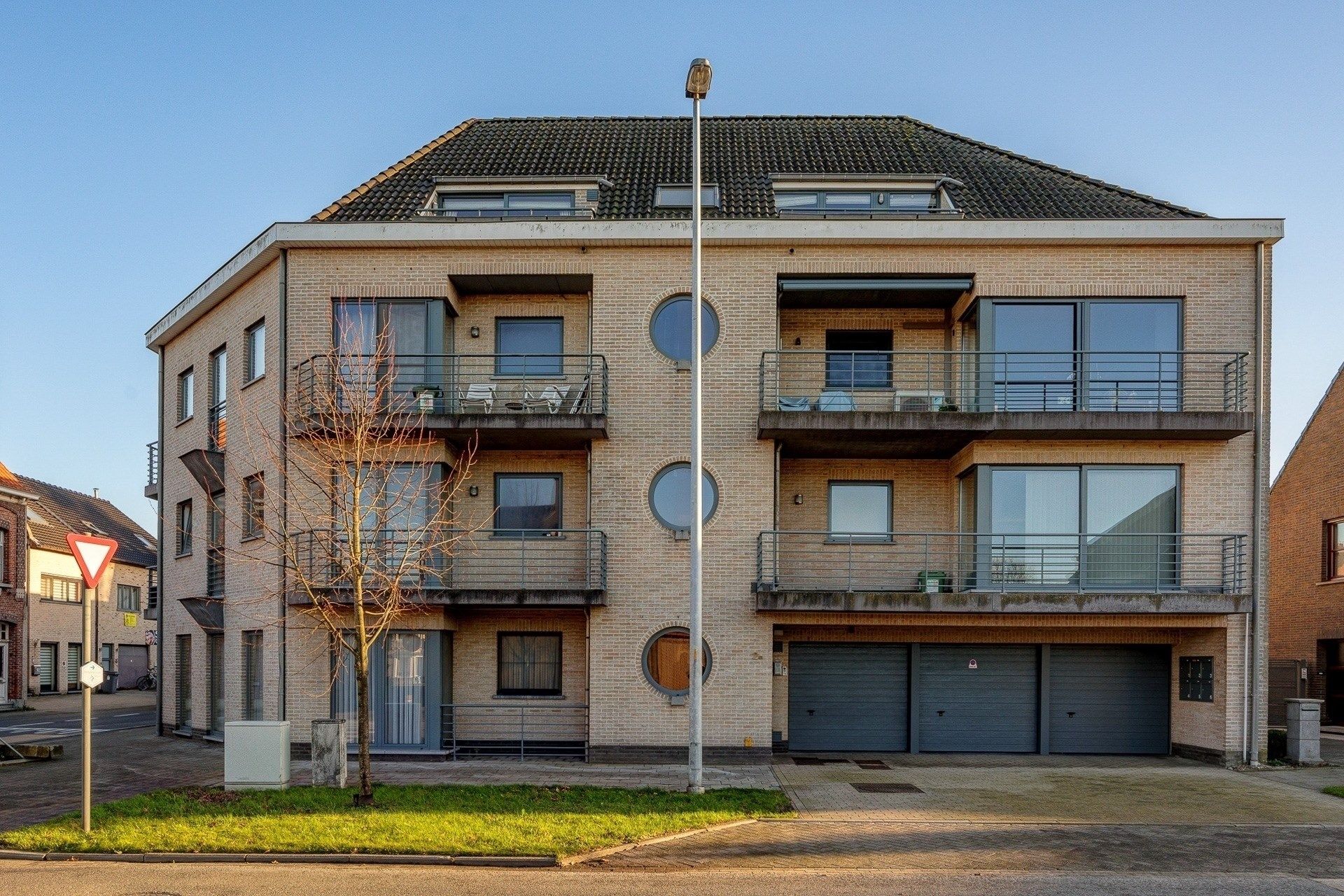 Ruim dakappartement met 3 terrassen in het hartje van Sint-Gillis-Waas (110m²) foto 1