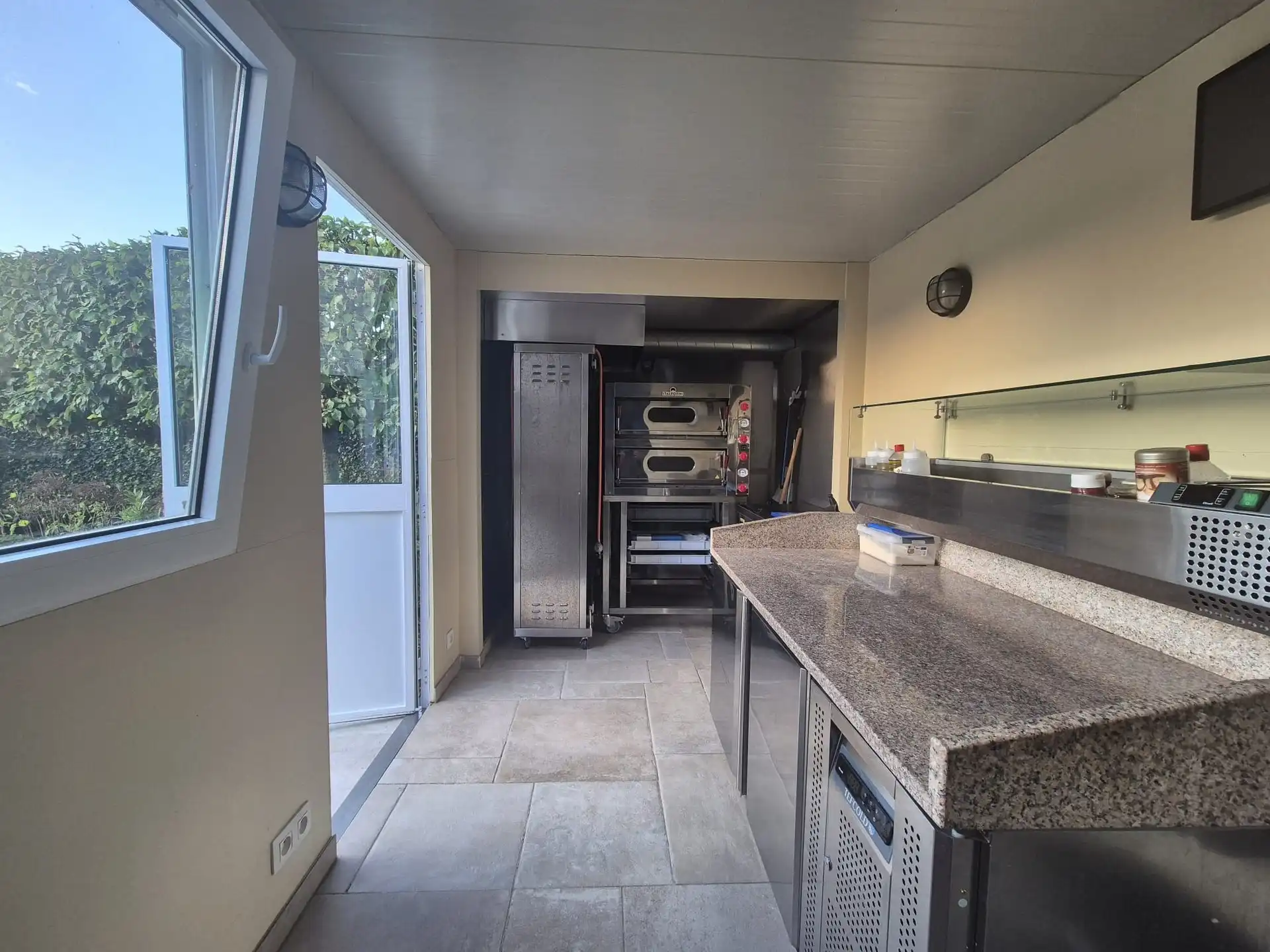 Pizzacontainer ter overname – Toplocatie nabij station Schellebelle foto 3