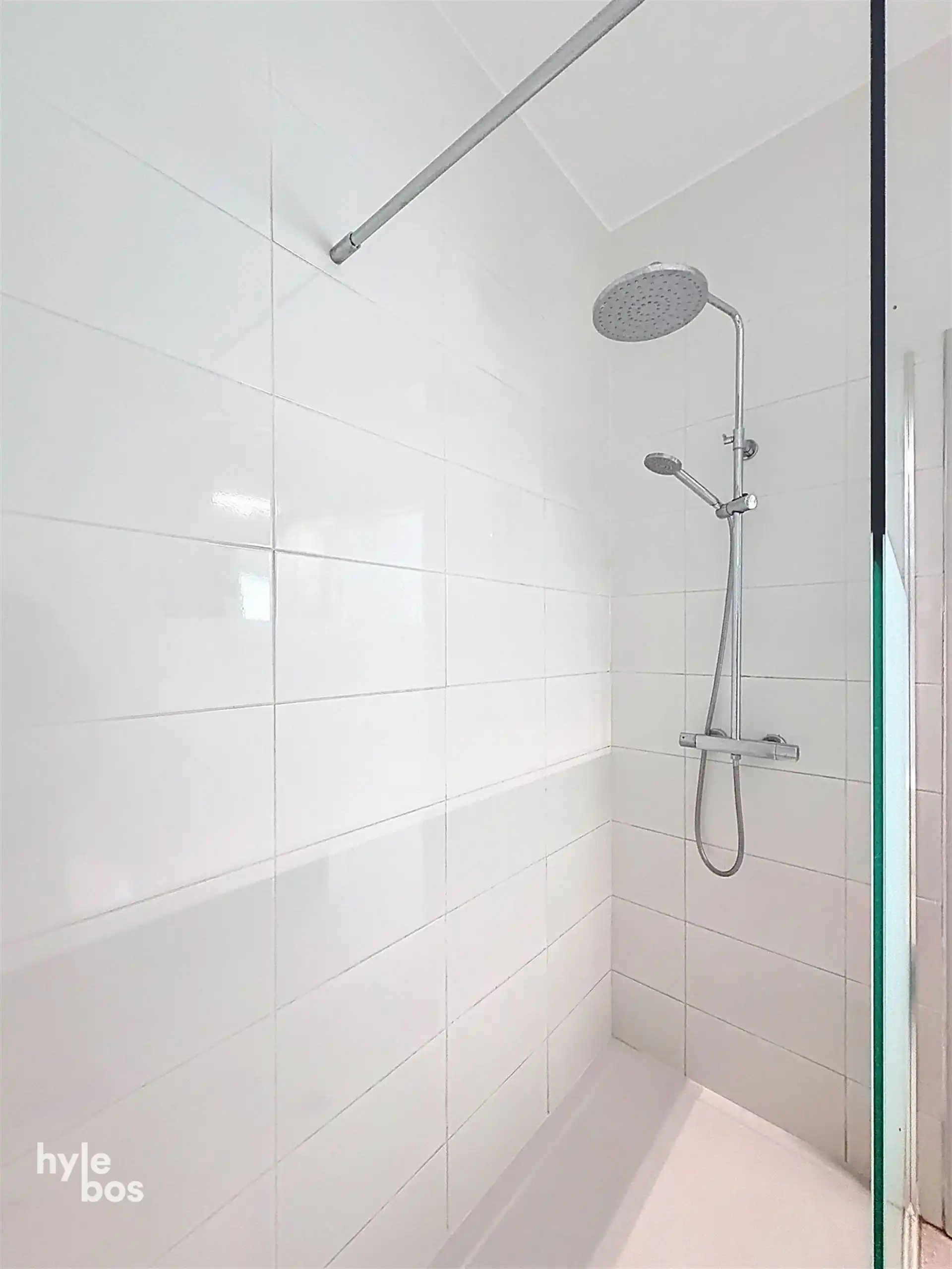 Uitzonderlijk groot gelijkvloers appartement met stadstuin en garage foto 9