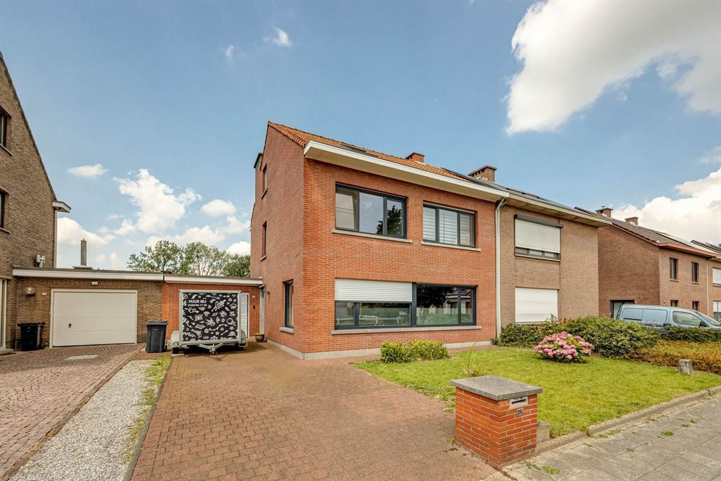 Ruime woning met garage en grote tuin foto 29