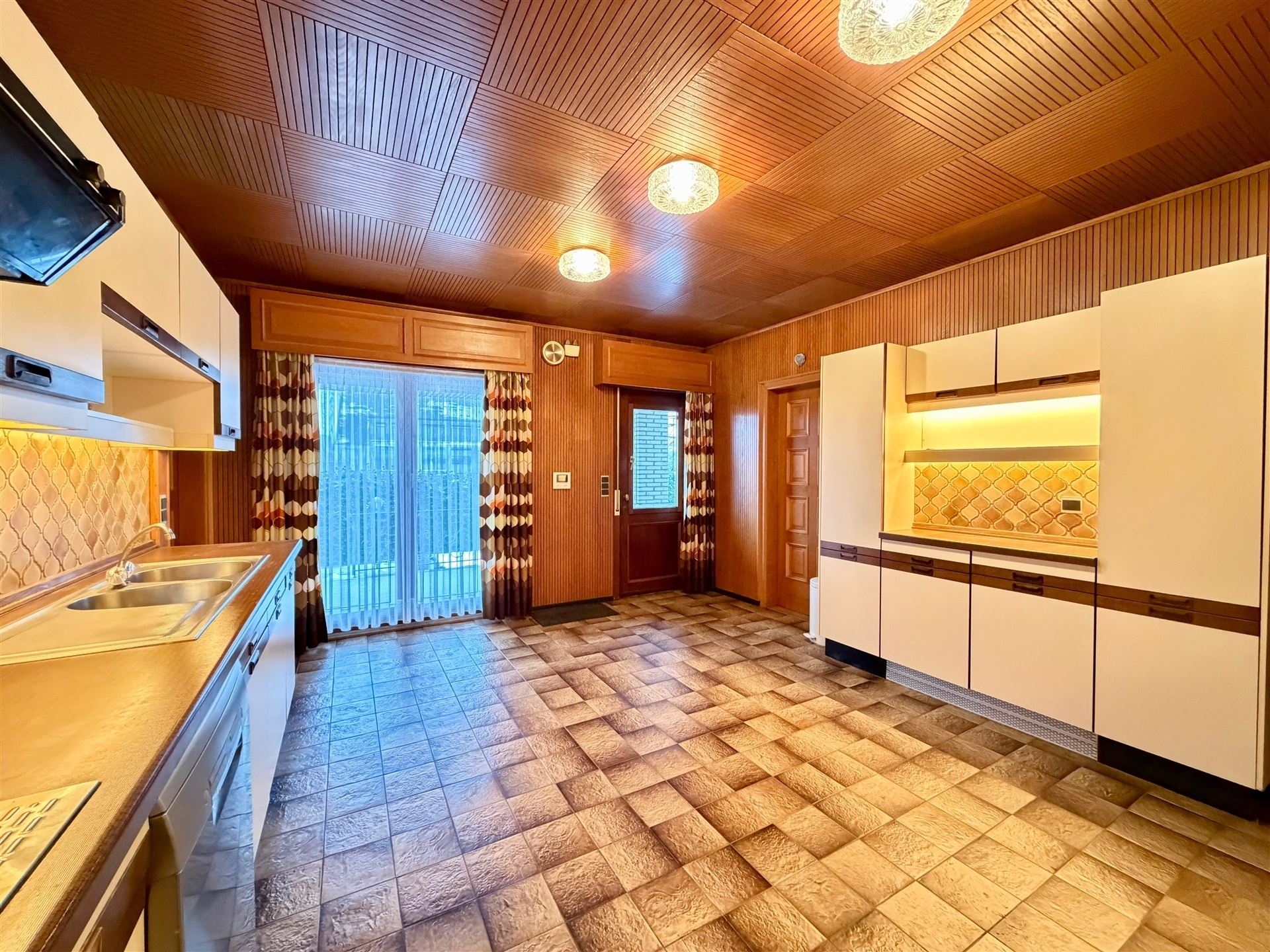 Zeer ruime villa (483 m²) op 16a48ca in Dilsen-Stokkem, goed onderhouden en vol potentieel om te transformeren tot uw hedendaagse droomwoning. foto 14