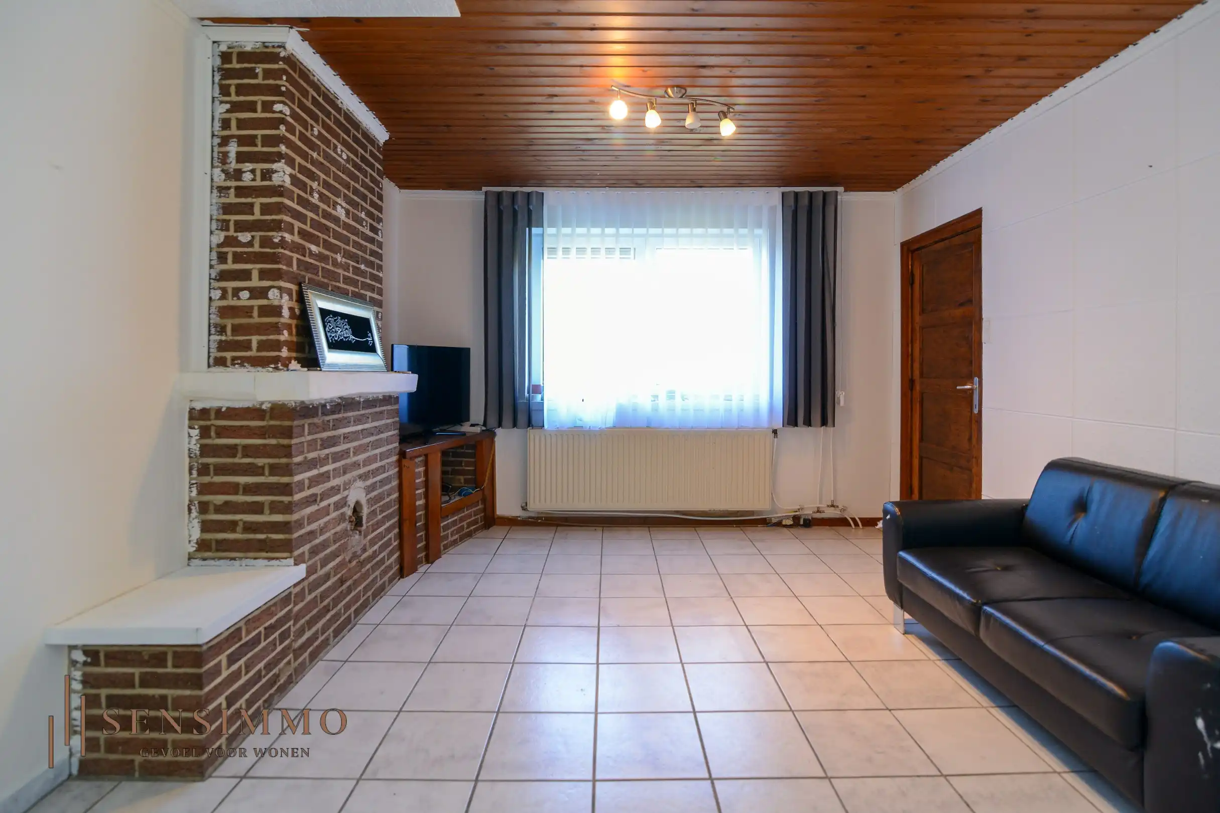 Gerenoveerde 4 slaapkamer woning met zonneanepelen en verzorgde tuin foto 5