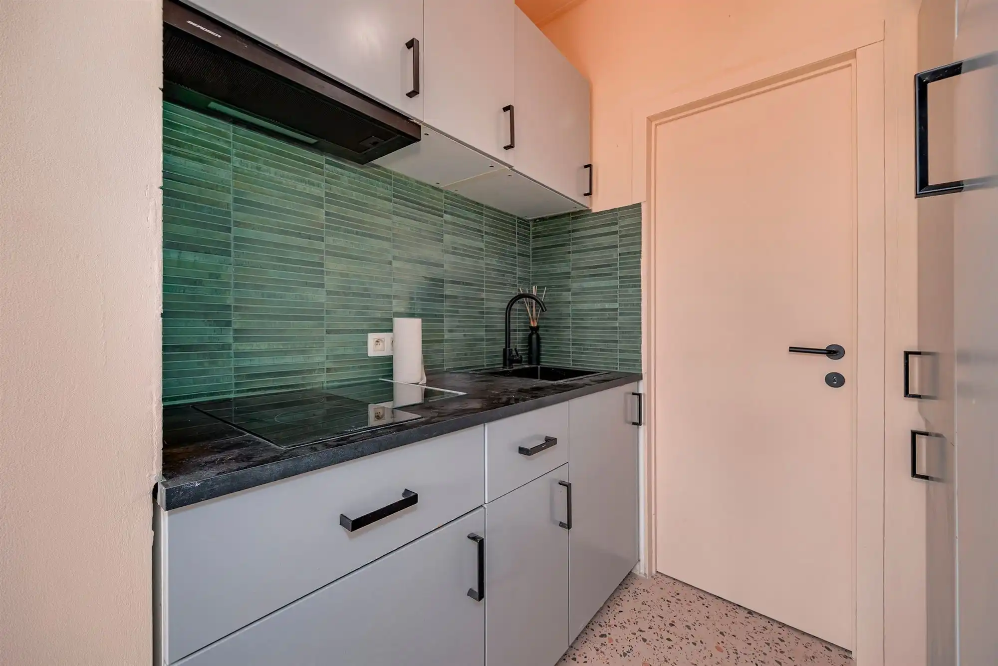 Gerenoveerde en lichtrijke studio met open uitzicht foto 6