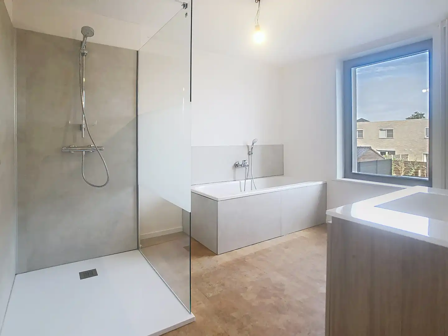 Totaal vernieuwde woning met 4 slaapkamers en inpandige garage foto 5