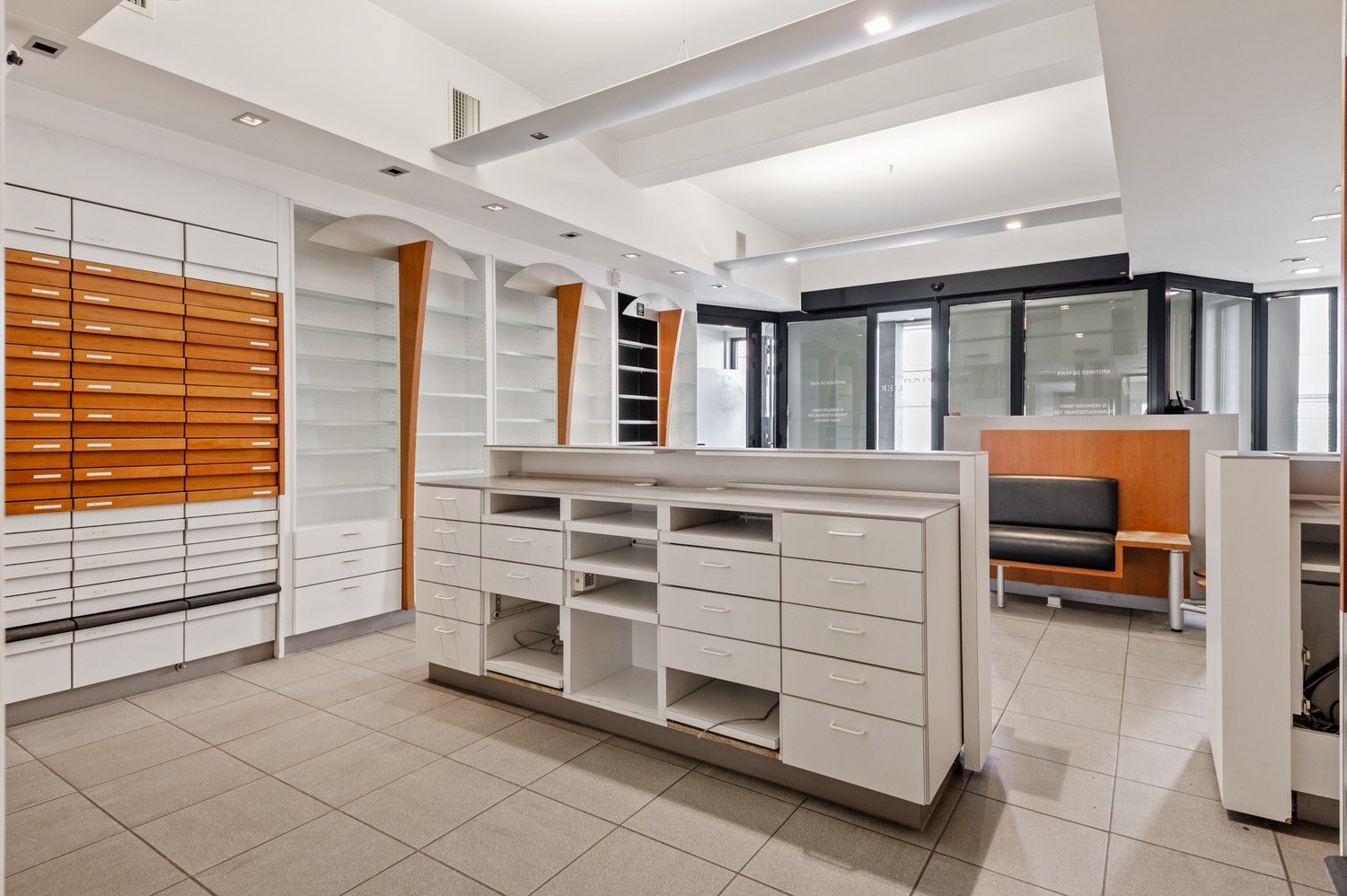 Handelspand met duplex in het centrum van Wijnegem! foto 2