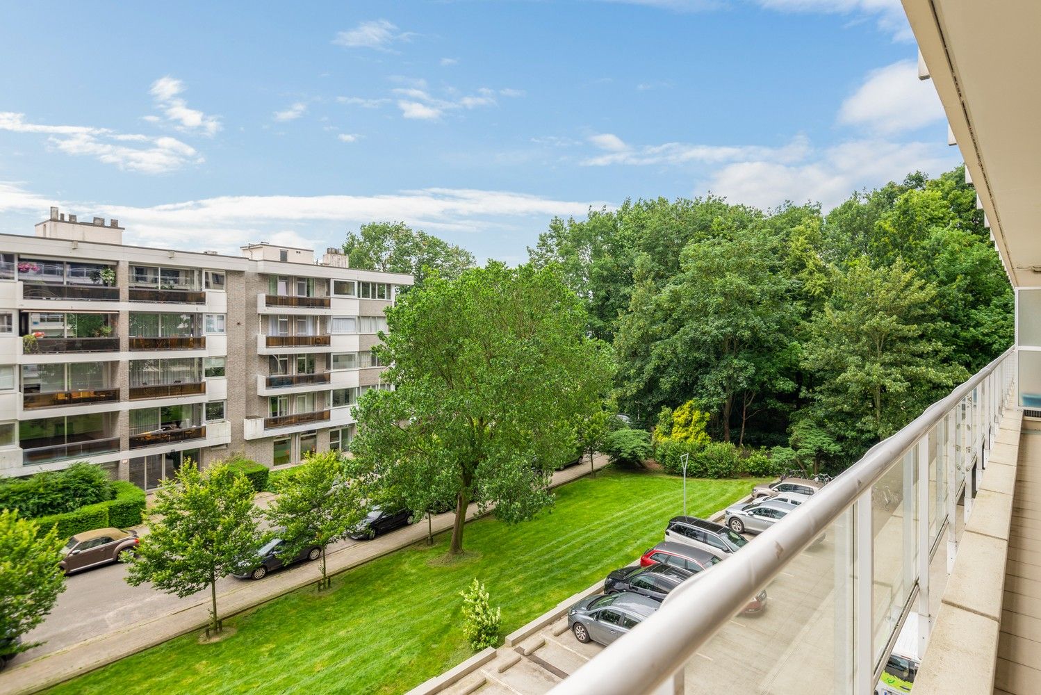 Op te frissen appartement met 2 slaapkamers en terras te Berchem! foto 2