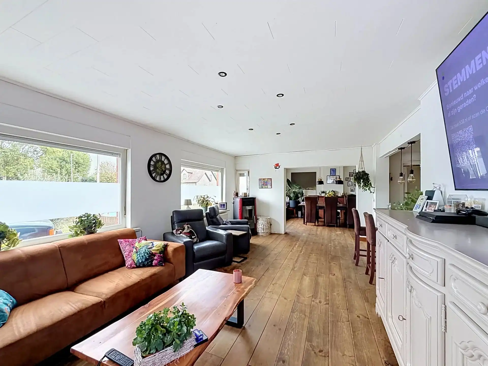 Ruime open bebouwing met 4 slaapkamers, garage en grote tuin. foto 10