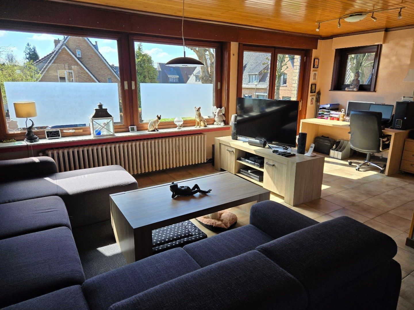 Ruime half open woning met grote garage en leuke tuin in uiterst rustige straat nabij de Damse Vaart. foto 3