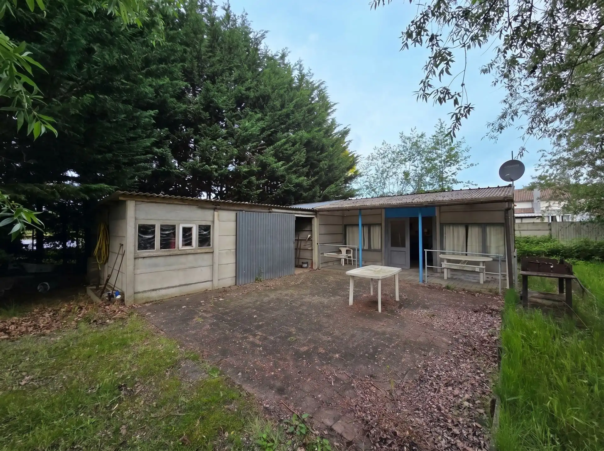 Hoofdfoto van de publicatie: Prachtig gelegen chalet omkaderd in het groen met 2 grote vijvers gelegen op een perceel van 75a40ca. Zuid gericht.