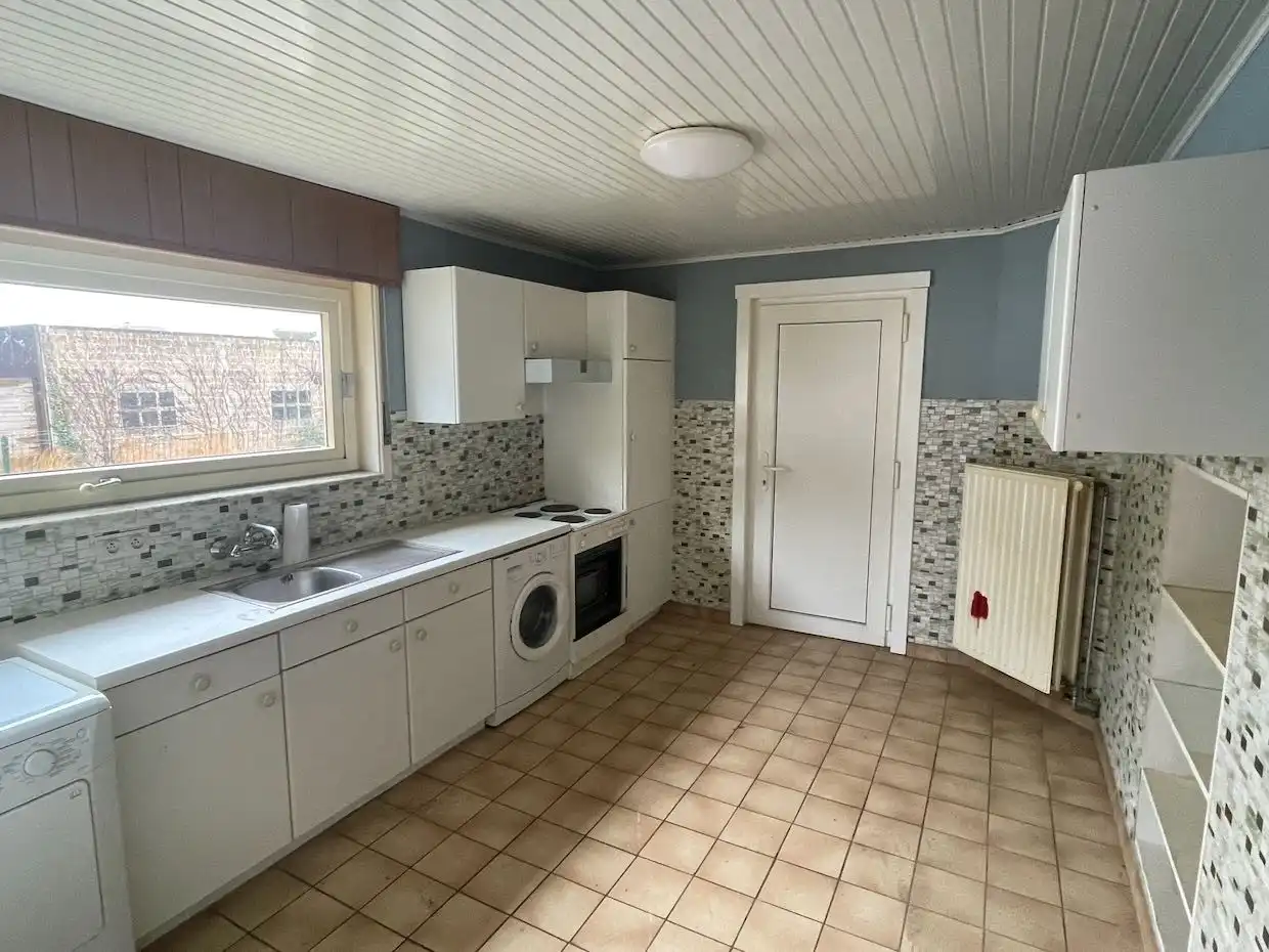 Te renoveren woning met grote werkplaats foto 6