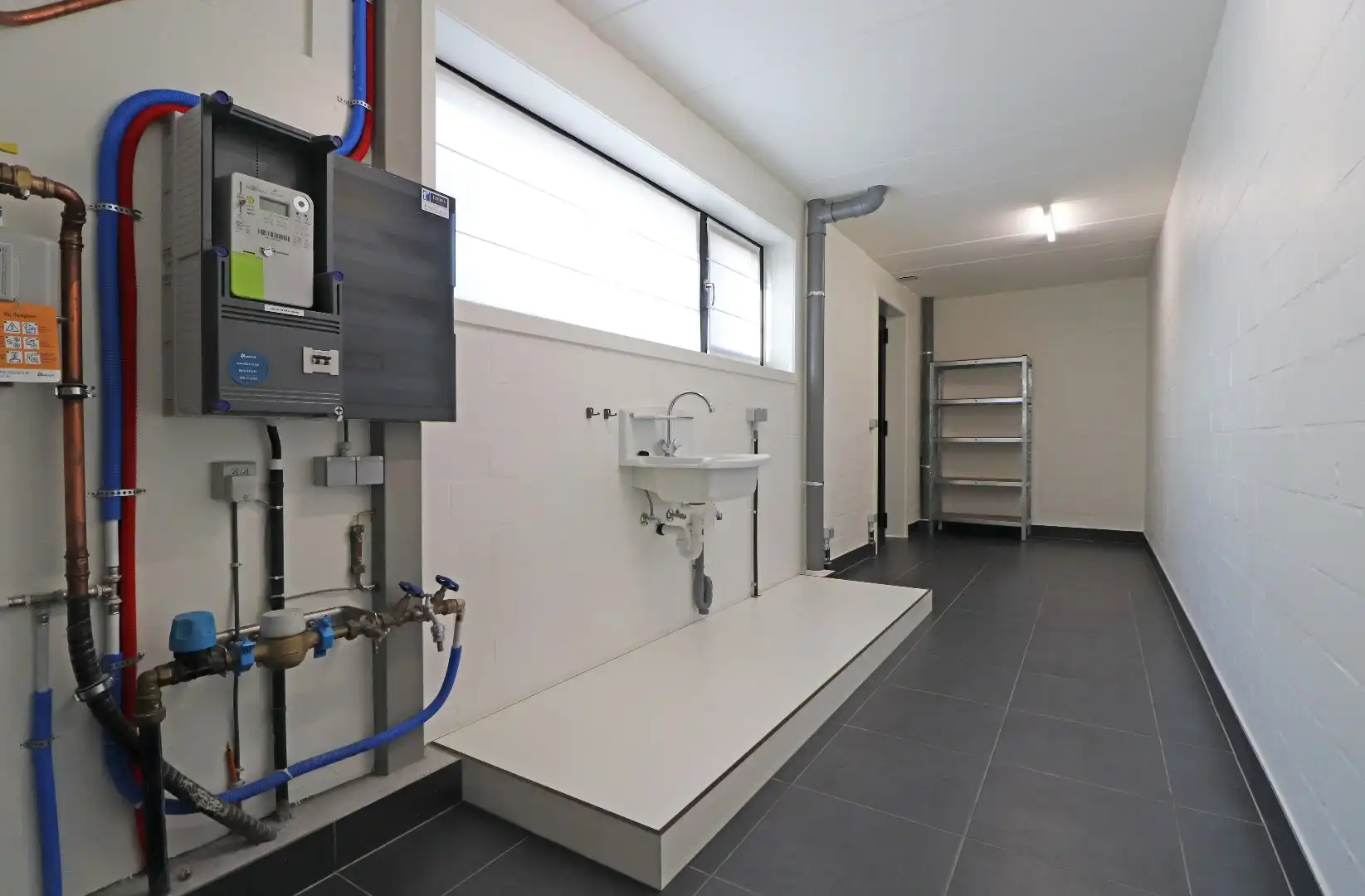 Lichtrijke woning met carport foto 12