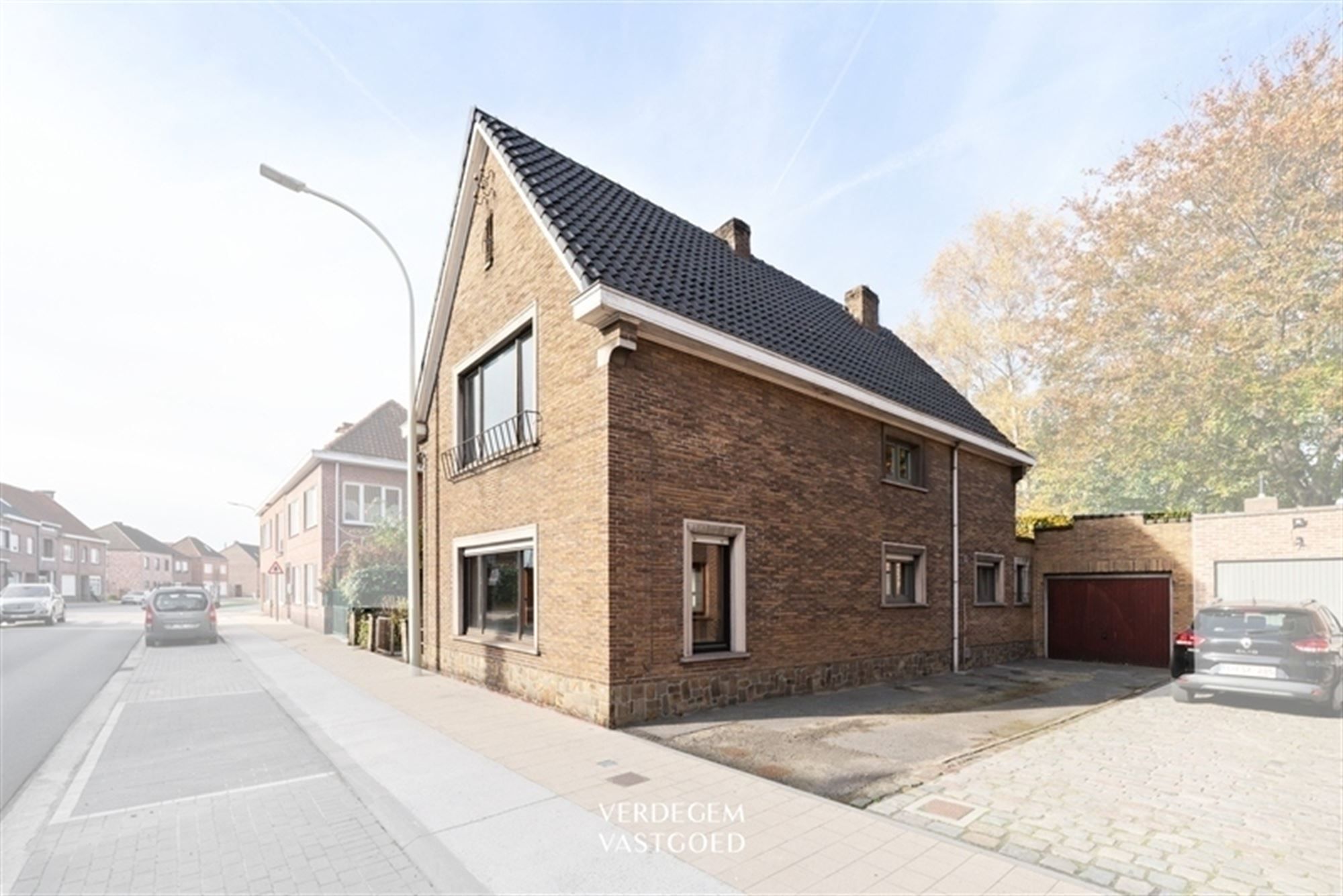 Ruime, op te knappen, woning met 3  slaapkamers, tuin en garage foto 20