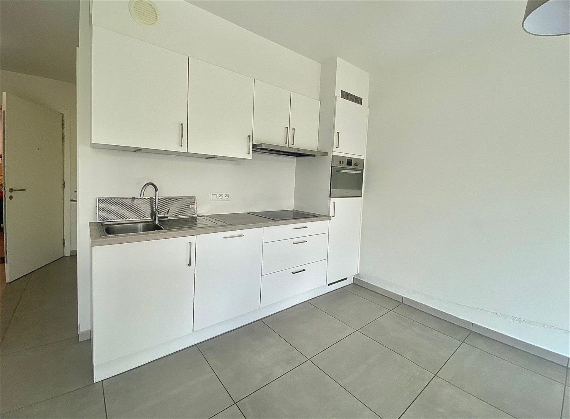 Eén-slaapkamerappartement met autostaanplaats en berging foto 3