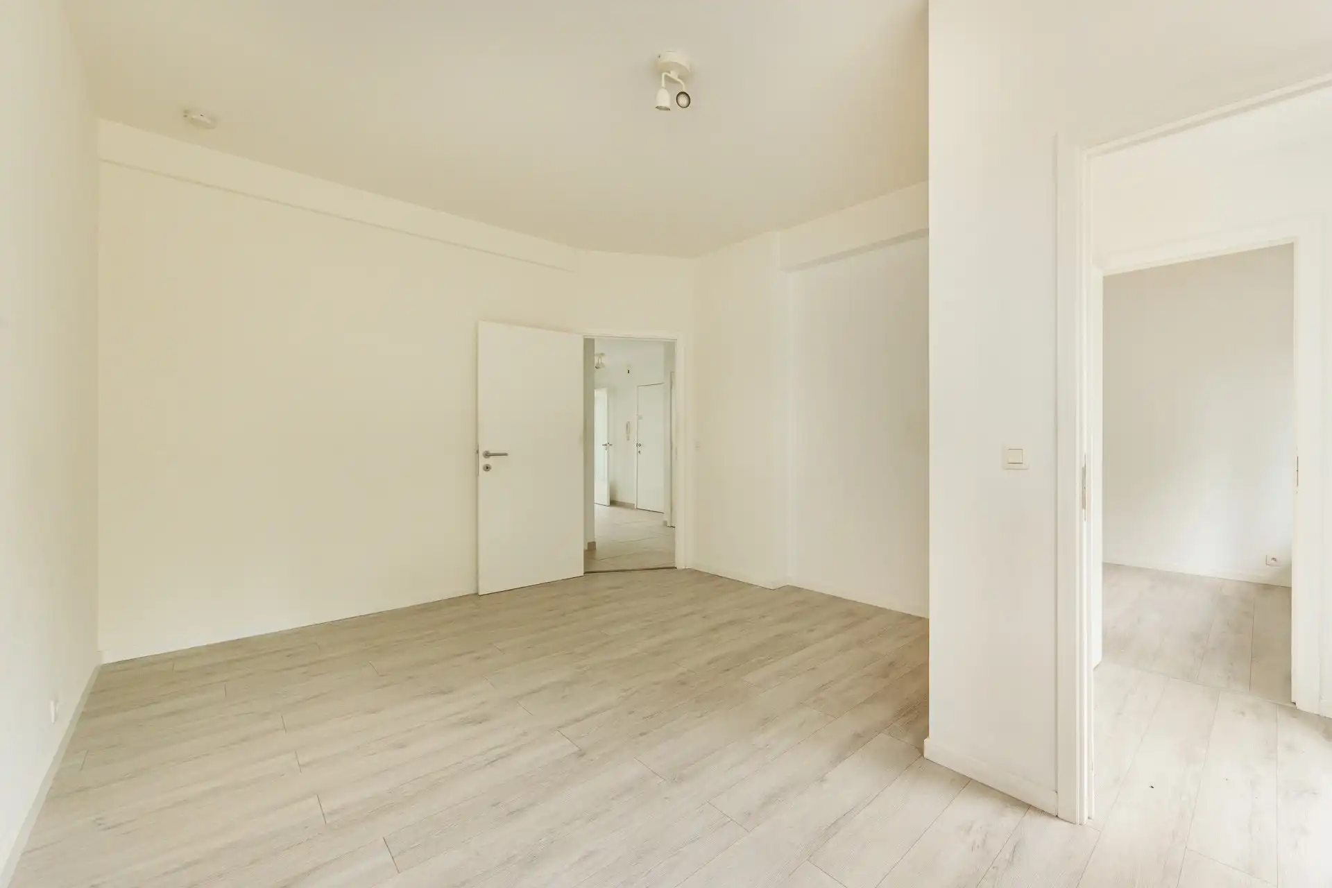 Instapklaar 2-slaapkamerappartement met terras en EPC-B foto 11