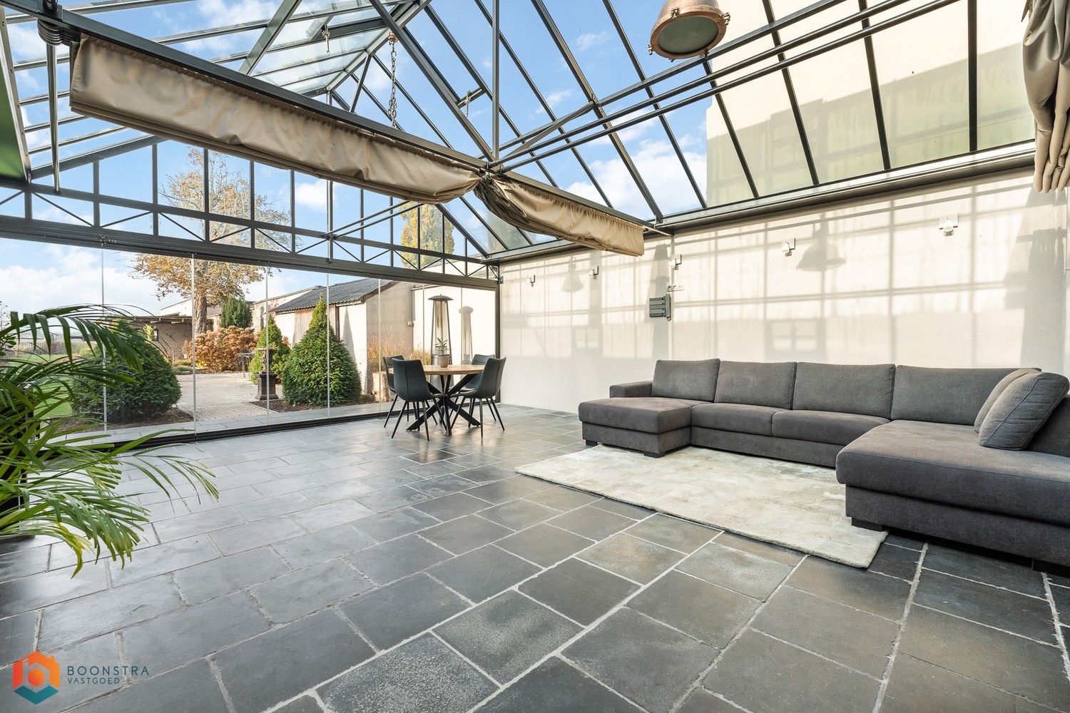 Ruime gerenoveerde woning met 4 slpkrs en prachtige orangerie foto {{pictureIndex}}