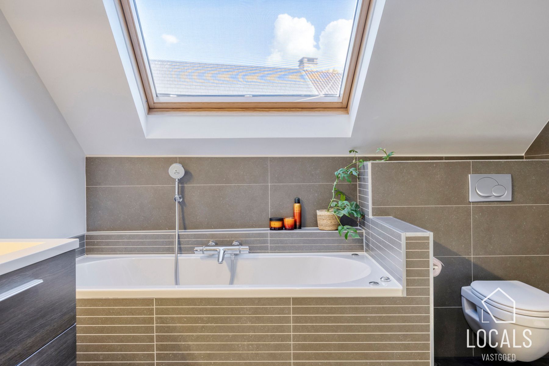 Instapklare halfopen bebouwing met tuin te Okegem foto 25