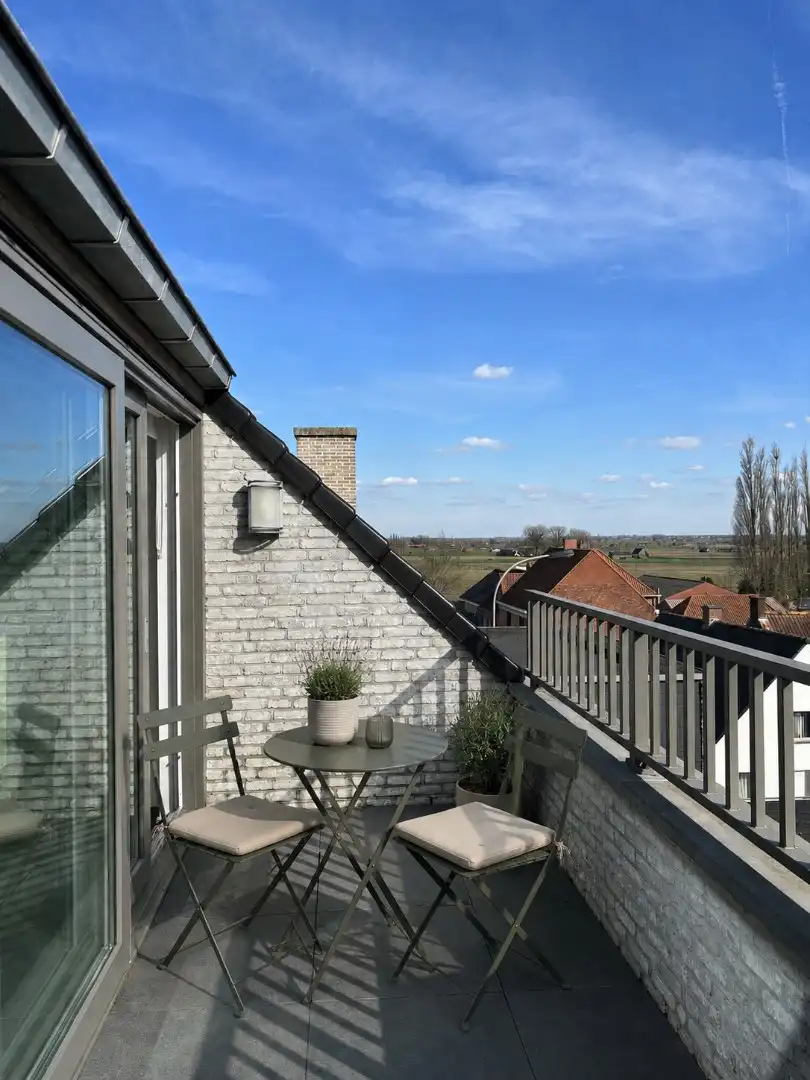 KWALITATIEF AFGEWERKT DAKAPPARTEMENT MET 2 SLAAPKAMERS, GARAGEBOX EN AUTOSTAANPLAATS foto 10