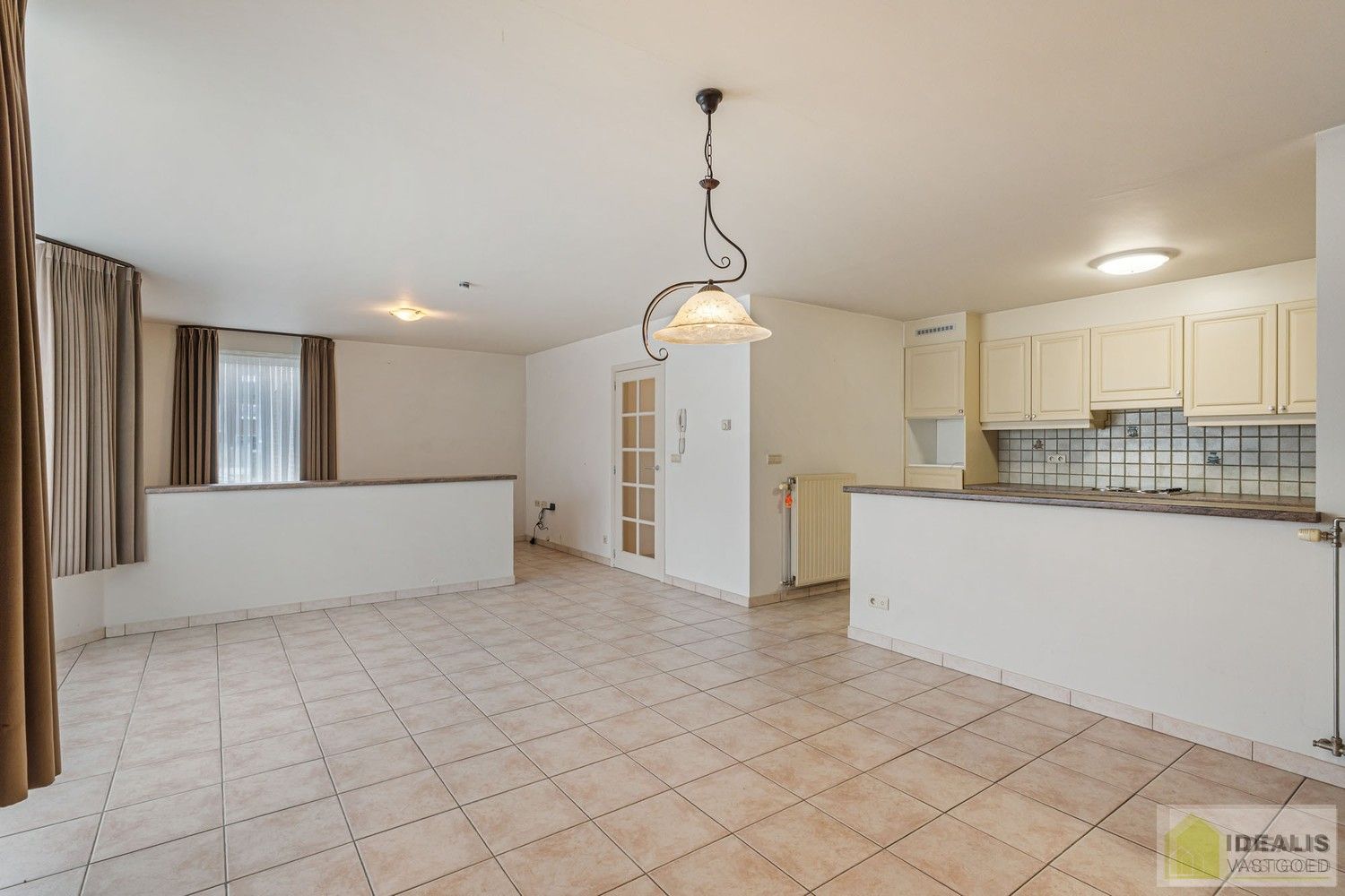 IDEALIS VASTGOED – INSTAPKLAAR GELIJKVLOERS APPARTEMENT MET LICHTRIJKE LEEFRUIMTE,  RUIME OPEN KEUKEN, BADKAMER, SLAAPKAMER EN AUTOSTAANPLAATS OP EEN GUNSTIGE LOCATIE NABIJ HET CENTRUM VAN PELT! foto 5