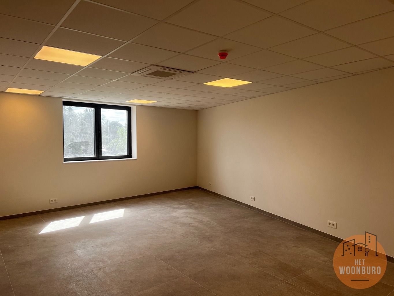 Kantoor met polyvalente ruimte, 4 burelen, vergaderzaal foto 12