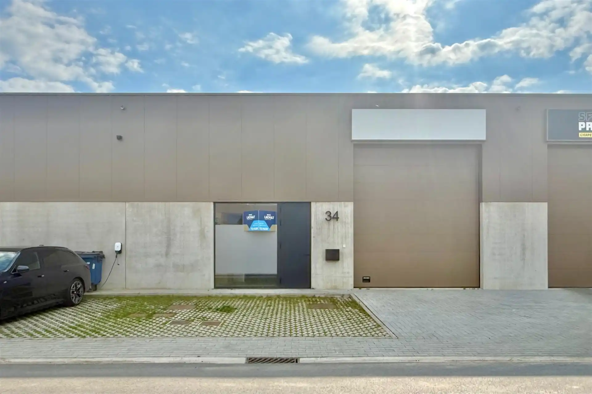 Magazijn van 180m² met 2 autostaanplaatsen foto {{pictureIndex}}