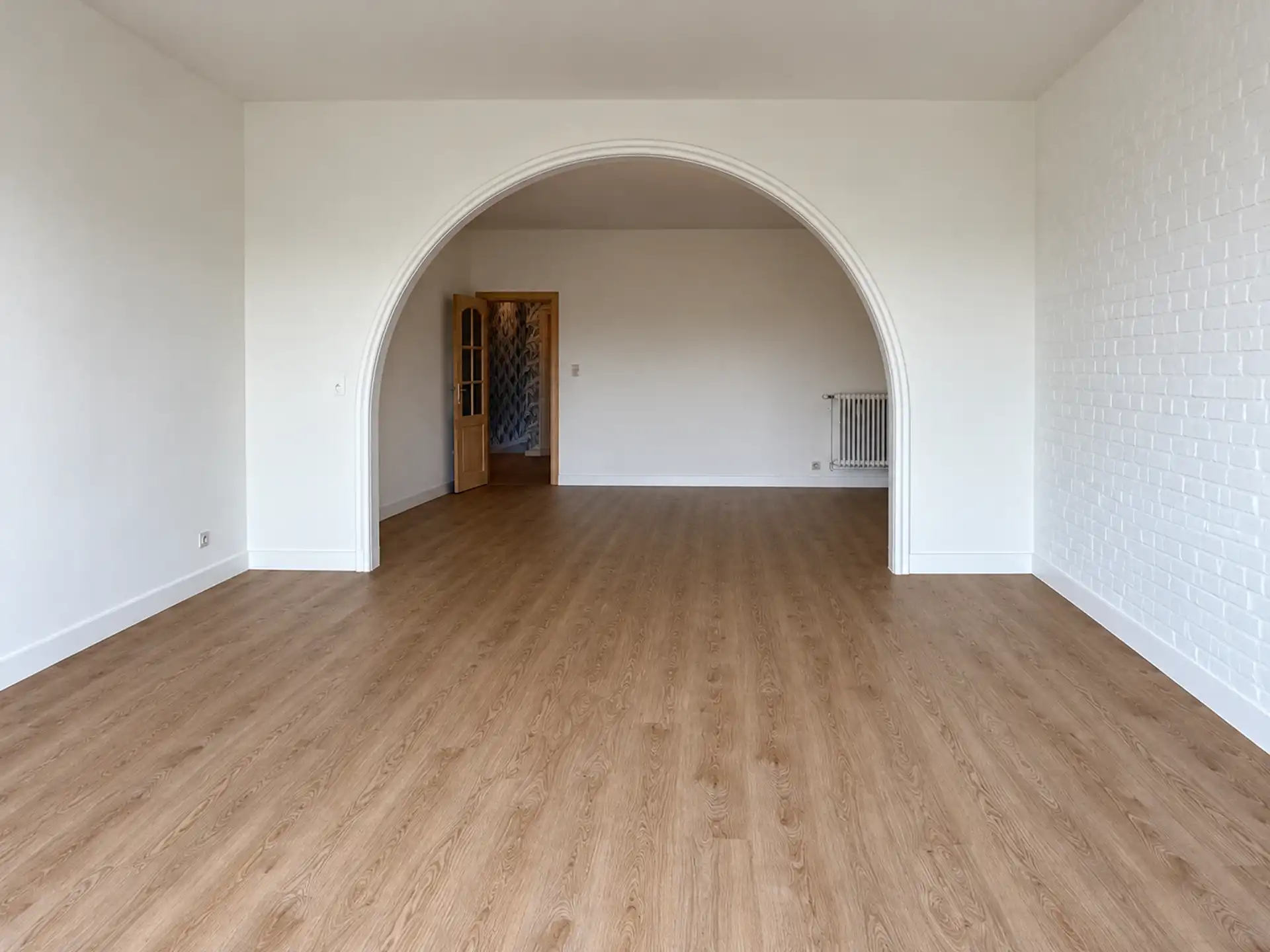 Ruim en lichtrijk appartement met 2 slaapkamers foto 3