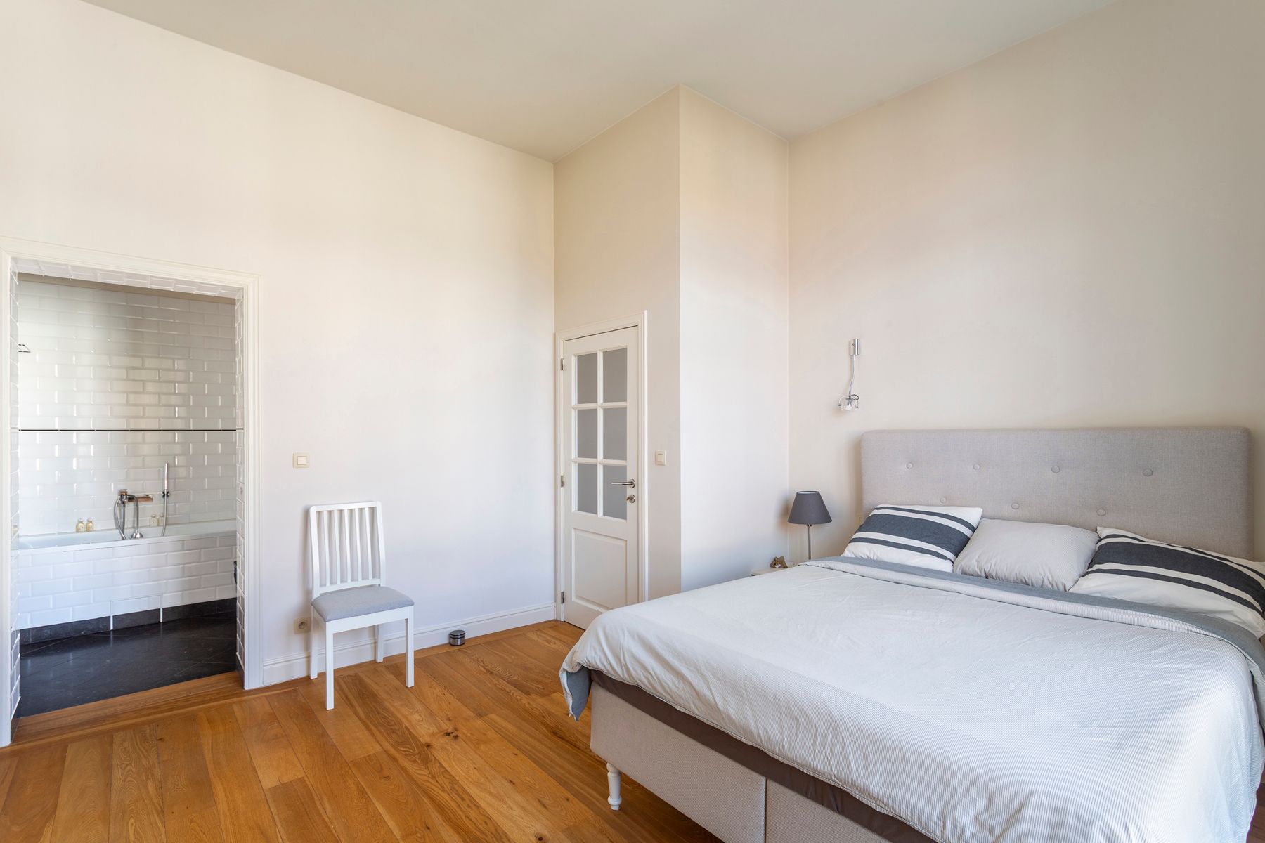 Licht en ruim bemeubeld appartement in hartje Zuid-Antwerpen foto 12