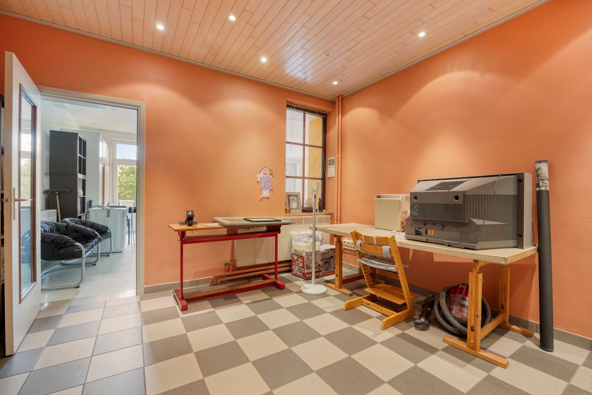 Karaktervolle stadswoning met handelsruimte, tuin en ruime garage in hartje Tongeren foto 10