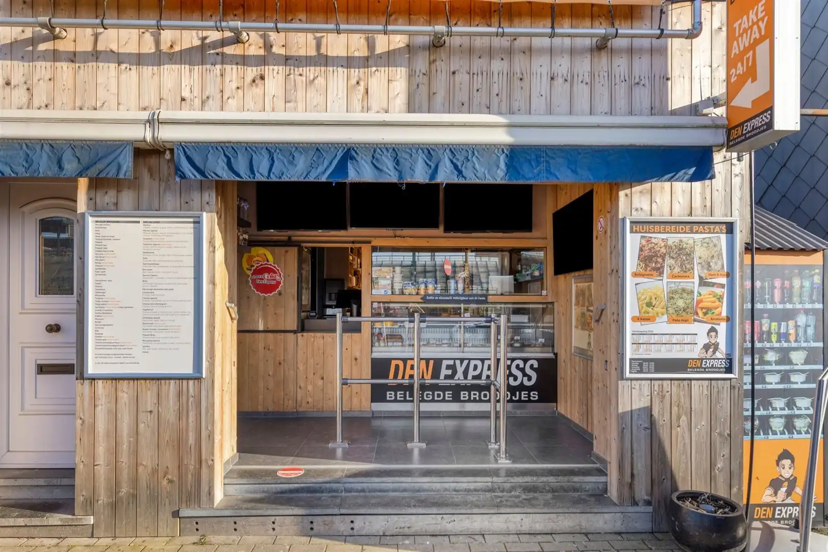 Goeddraaiende broodjeszaak met woning op toplocatie. foto 5