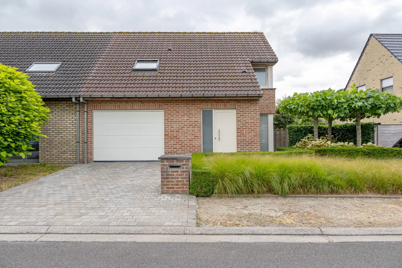 Instapklare halfopen woning met 3 slaapkamers, garage en zongerichte tuin in Zonnebeke foto {{pictureIndex}}