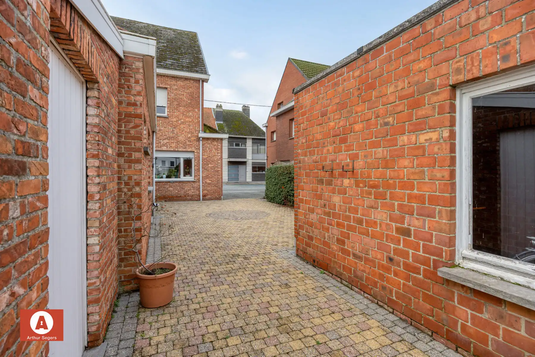 Solide te renoveren woning nabij het centrum van Buggenhout foto 26