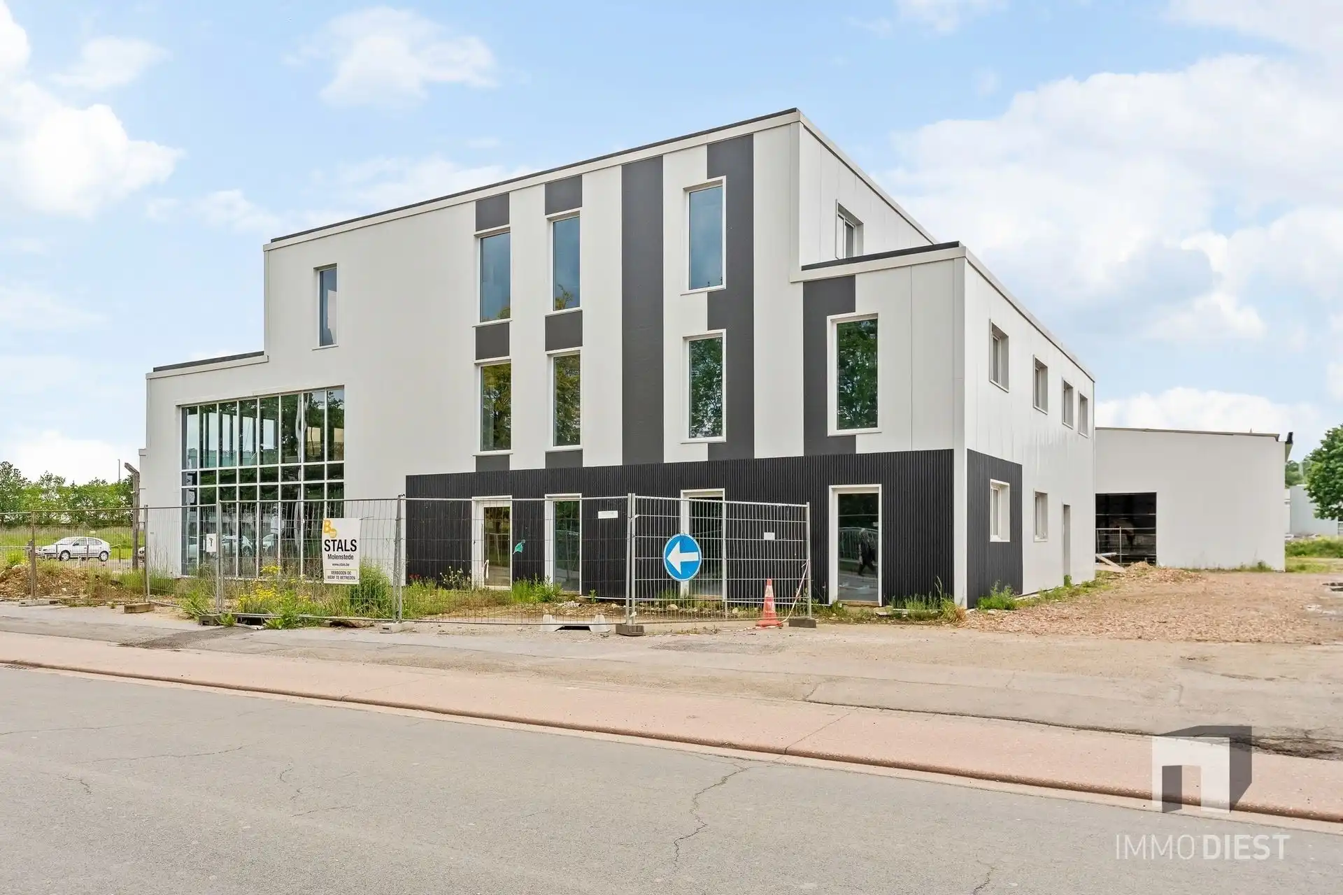 Nieuw bureelgebouw in KMO-zone te Diest foto {{pictureIndex}}