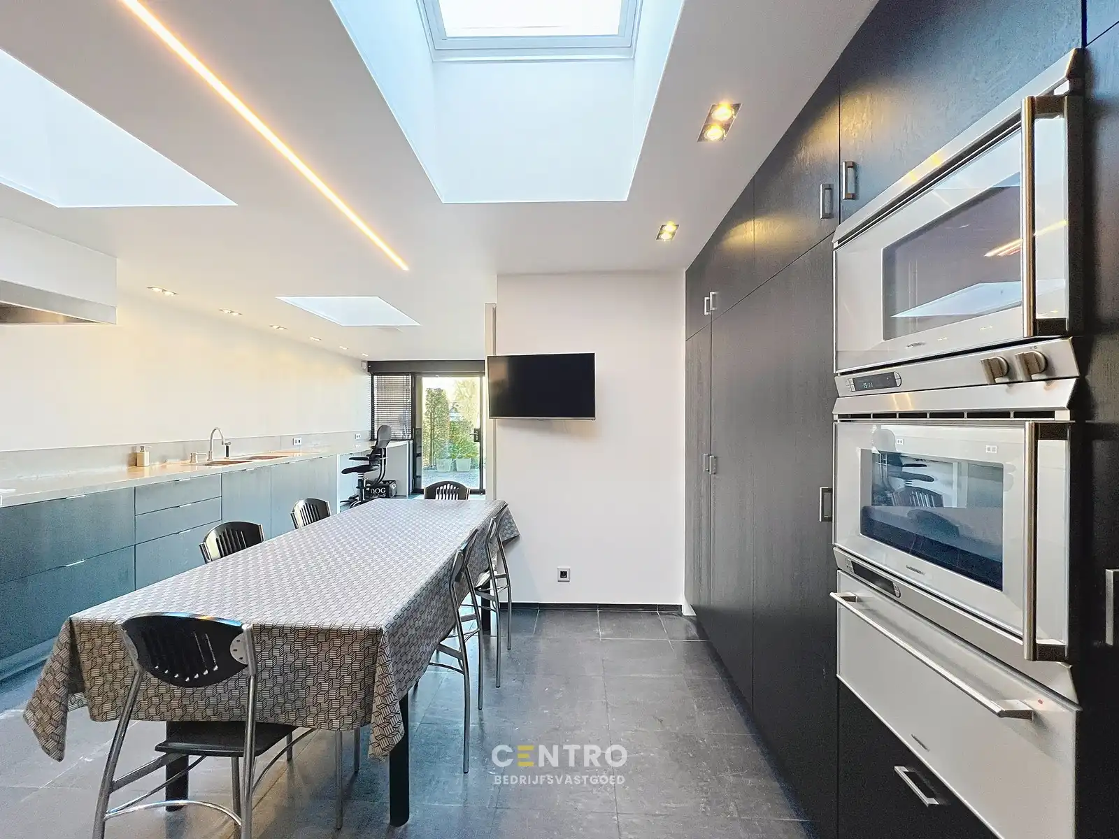 Luxueuze woning (4 slpks) + ruime showroom (of winkel, praktijkruimte, diensten, vrij beroep,...) met kantoor te Hooglede! foto 19