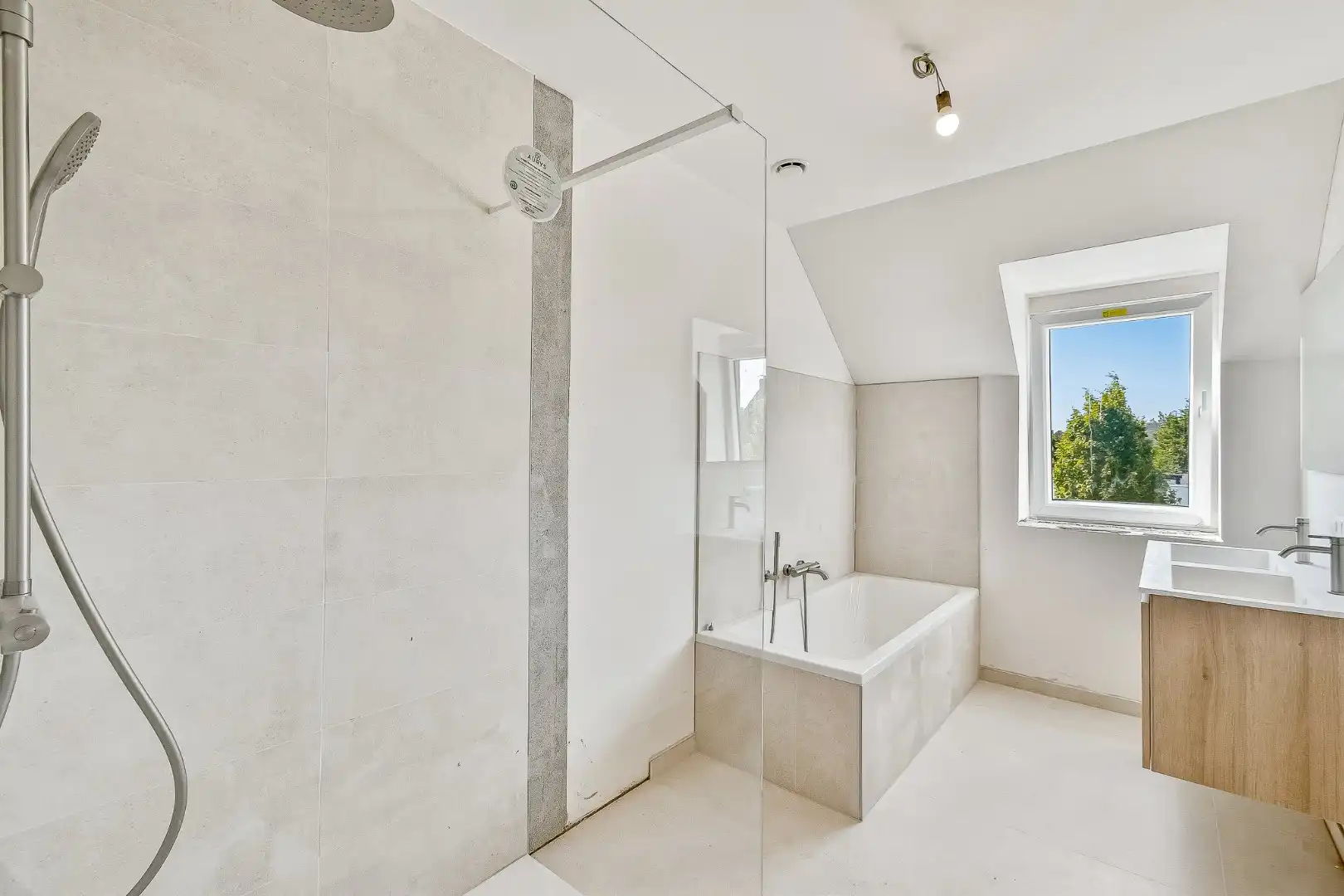 Gezinswoning met drie slaapkamers op goeie locatie foto 21