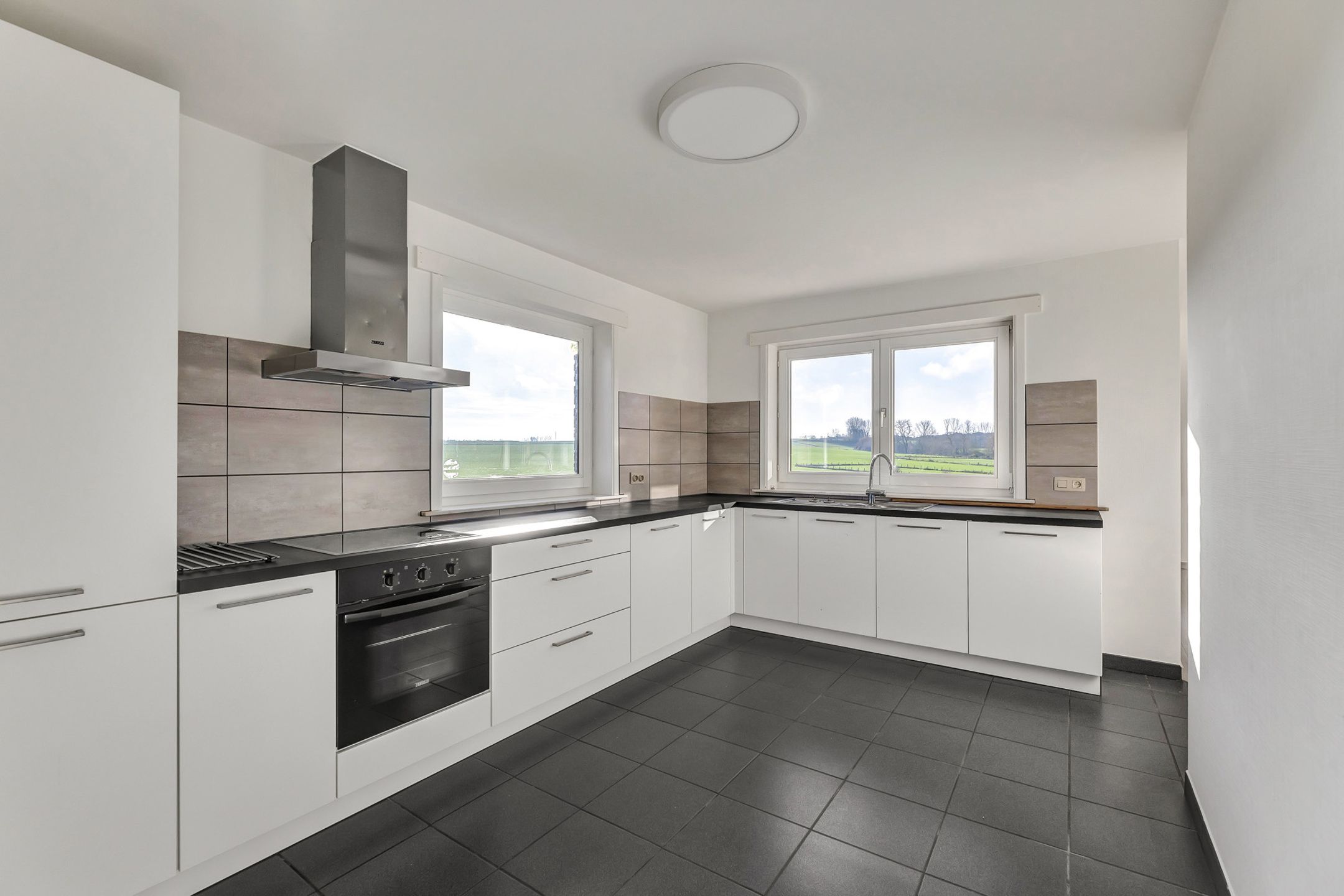 Instapklaar appartement met terras en parking in Ninove foto 6