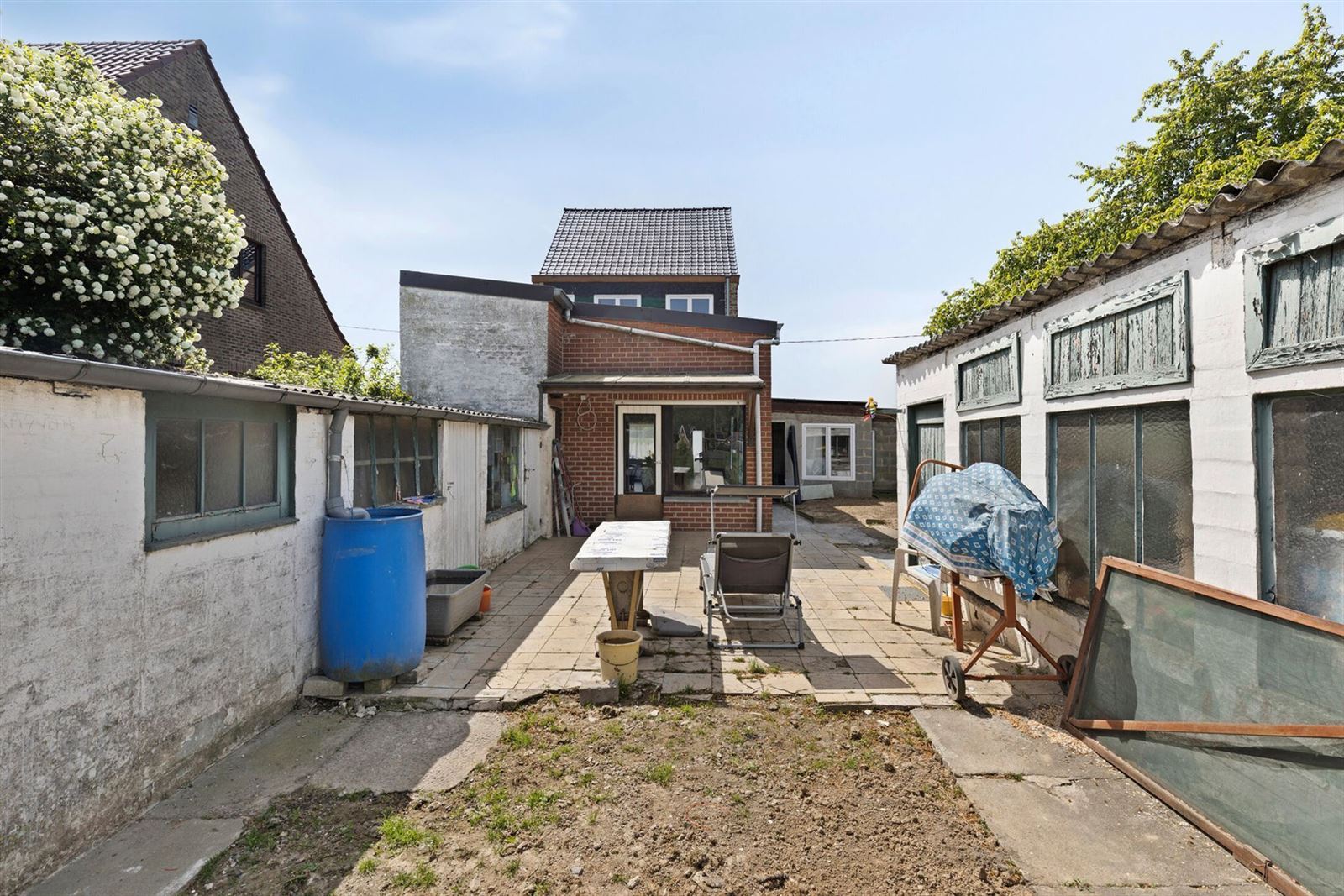 Verder te renoveren woning met grote tuin!  foto 14