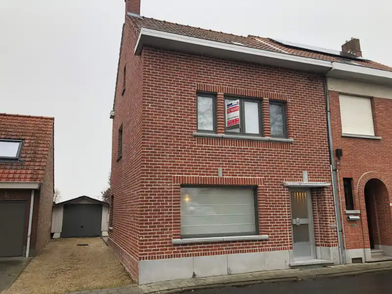 Volledig gerenoveerde woning met 3 slaapkamers en ruime privé-tuin. foto {{pictureIndex}}