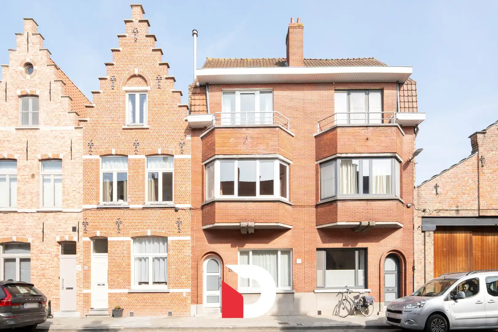 Hoofdfoto van de publicatie: Riante burgerwoning te Kristus-Koning met 4 slk tuin en garagebox