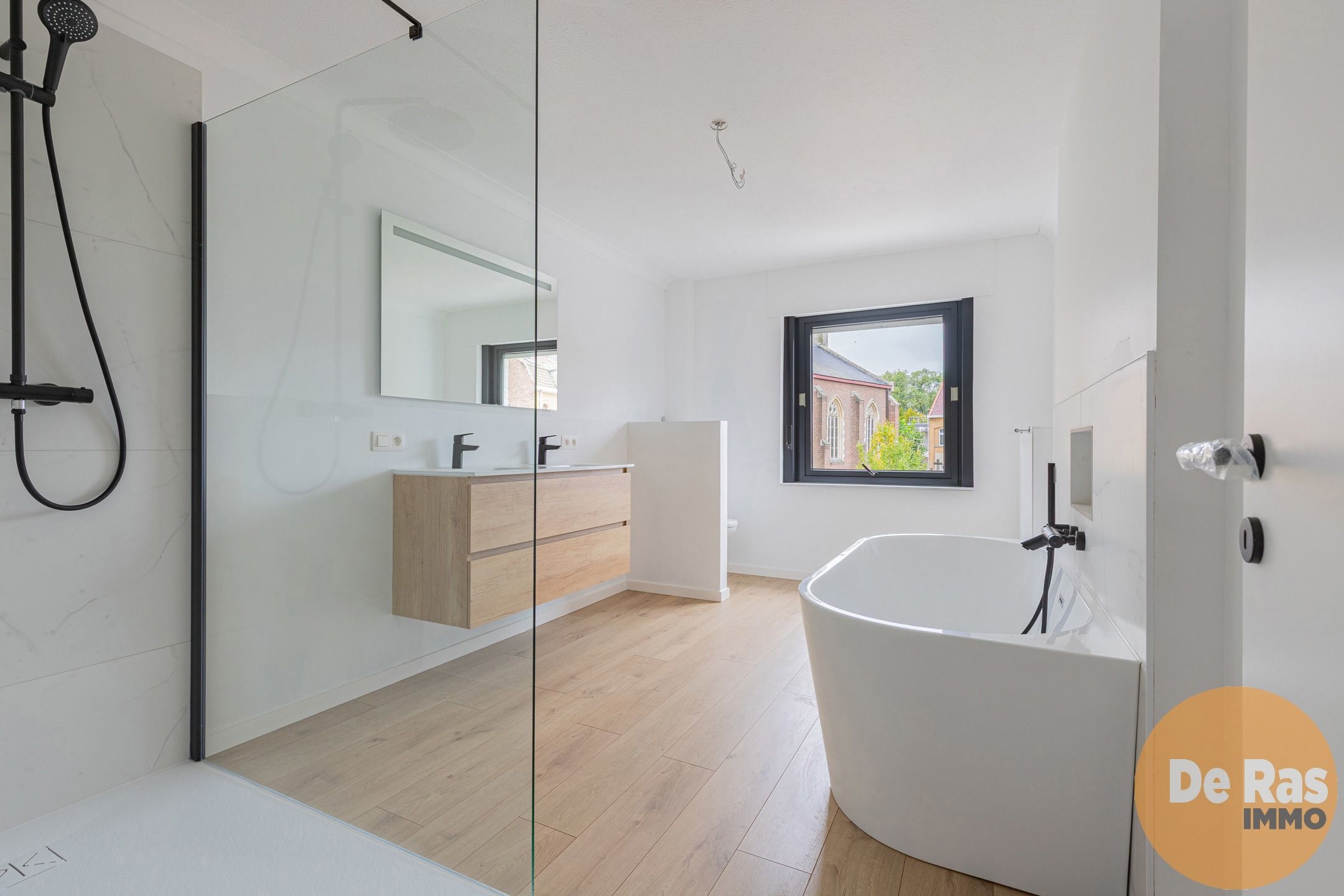 HILLEGEM – Mooi gerenoveerde woning met aangename tuin foto 13
