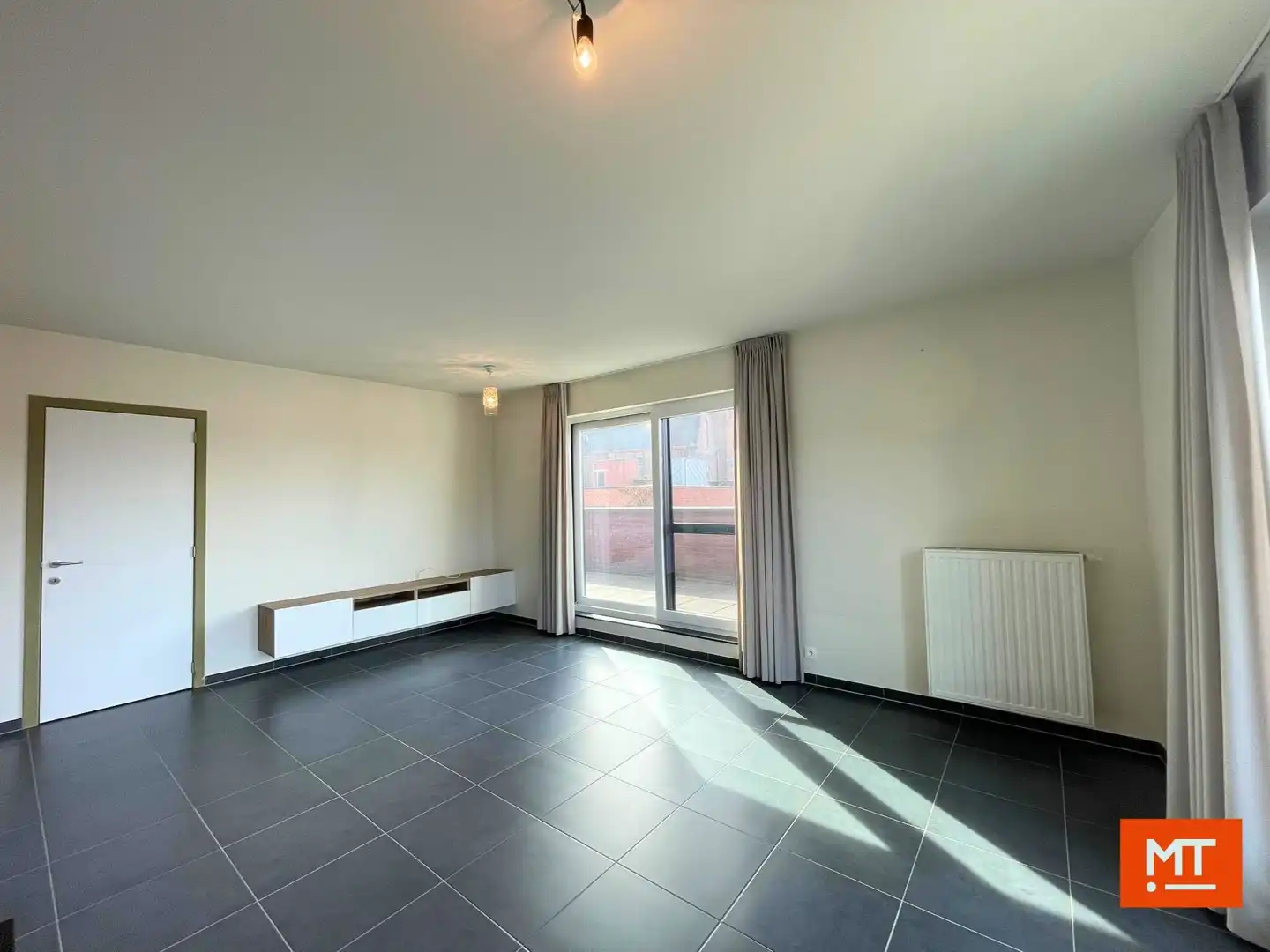 Instapklaar éénslaapkamerappartement met groot terras en ondergrondse staanplaats te huur in Izegem foto 4