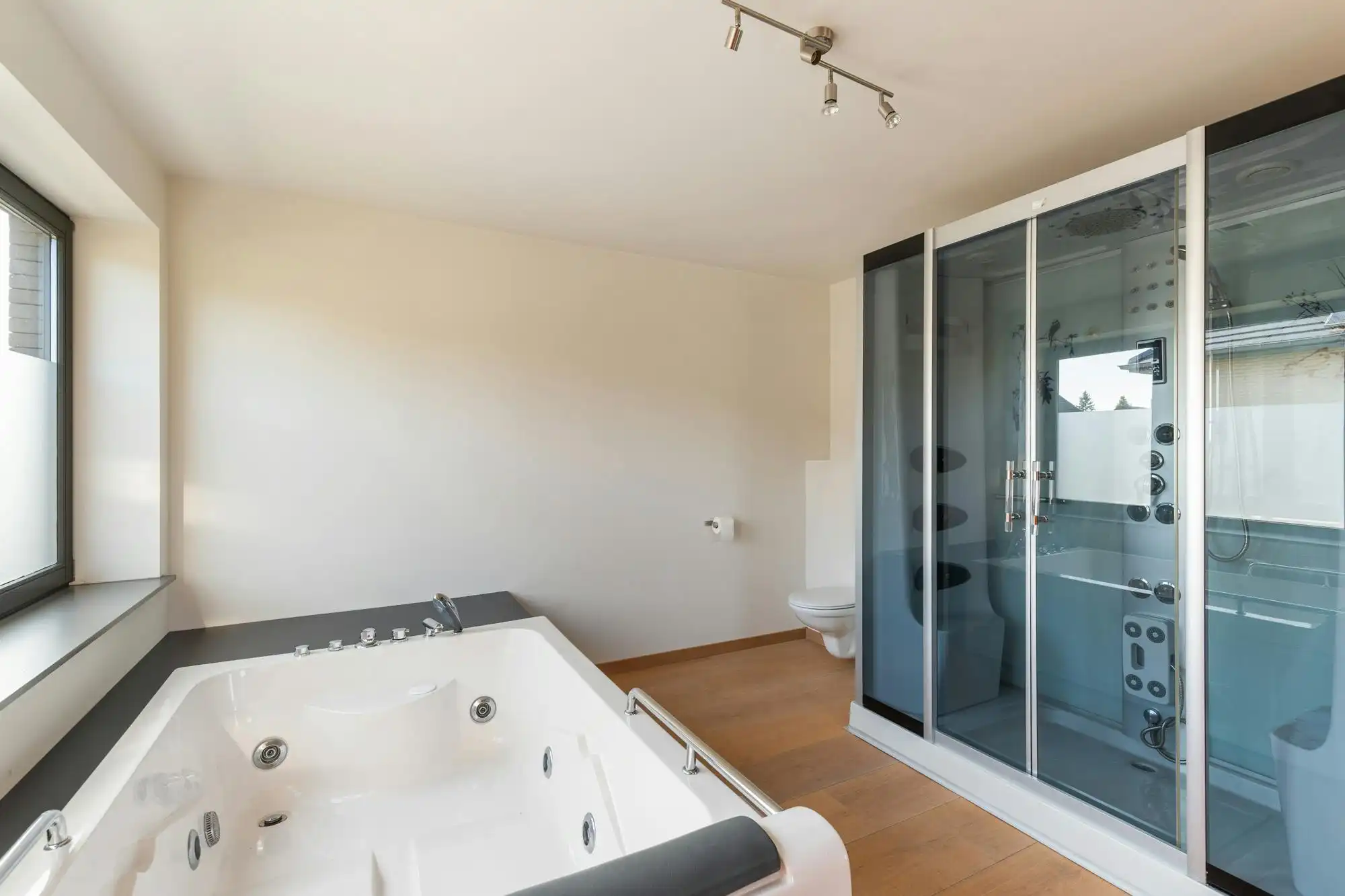 Ruime villa met tuin & 2 garages, ideaal als kangoeroewoning foto 28