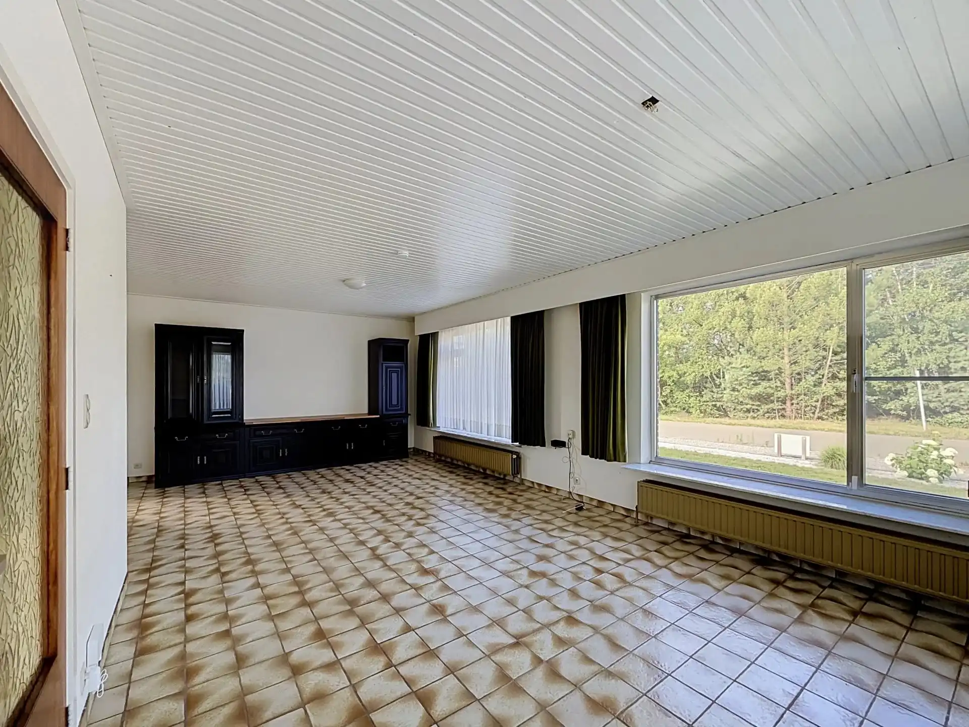 Te renoveren gelijkvloerse woning met 3 slaapkamers op een ruim perceel. foto 6
