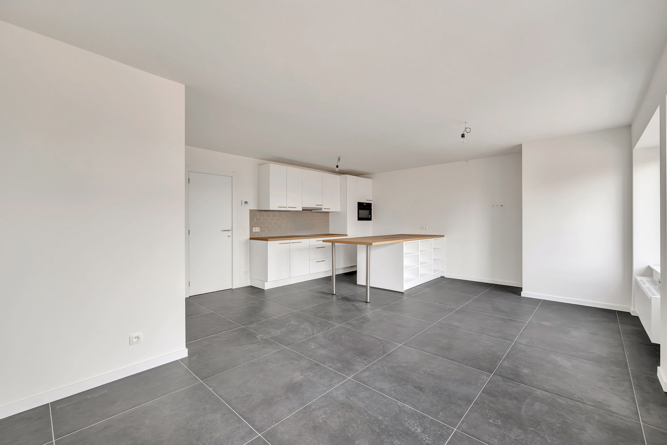 Totaal gerenoveerd appartement met 2 slpks en garage foto 3