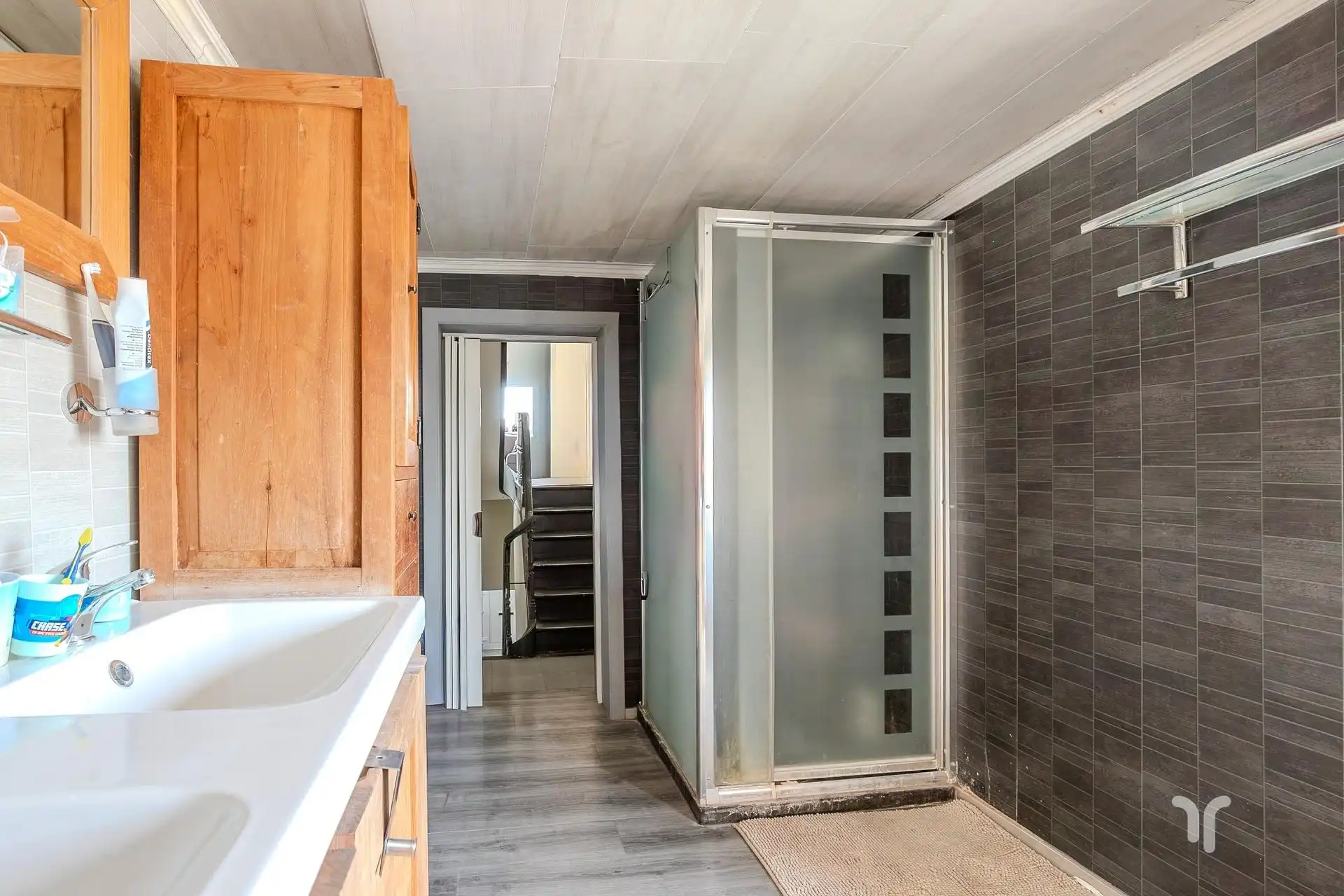 Rijwoning met ruime tuin, uitweg met garage en uitbreidingsmogelijkheden. foto 9