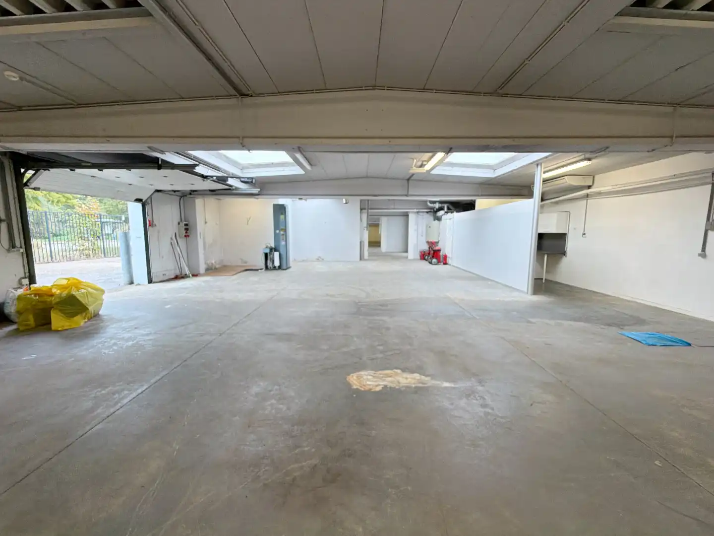 Magazijn met kantoren en buitenopslag te huur in Wilrijk foto 11