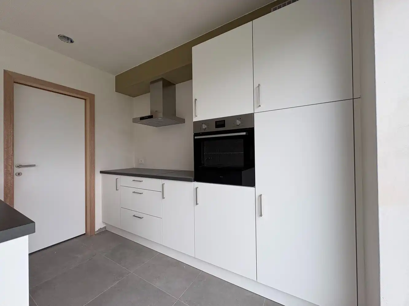 Nieuwbouwwoning met drie slaapkamers + carport foto 6